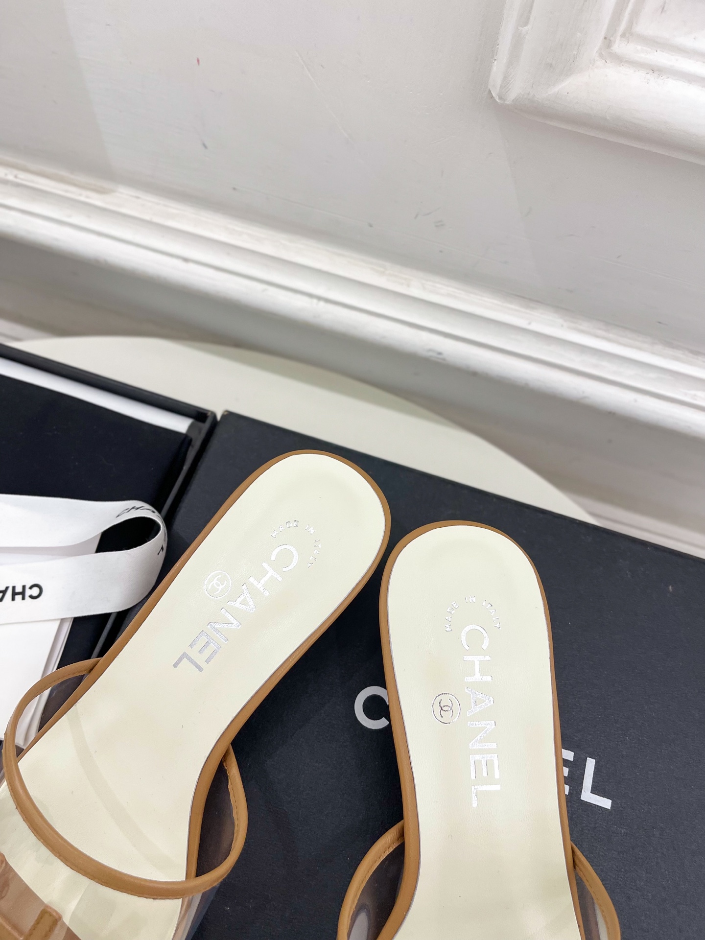 𝐂𝐇𝐀𝐍𝐄𝐋  | 小香  25𝐬𝐬 

🦋2025 春夏新品  专柜经典款 小香透明胶字母logo水晶