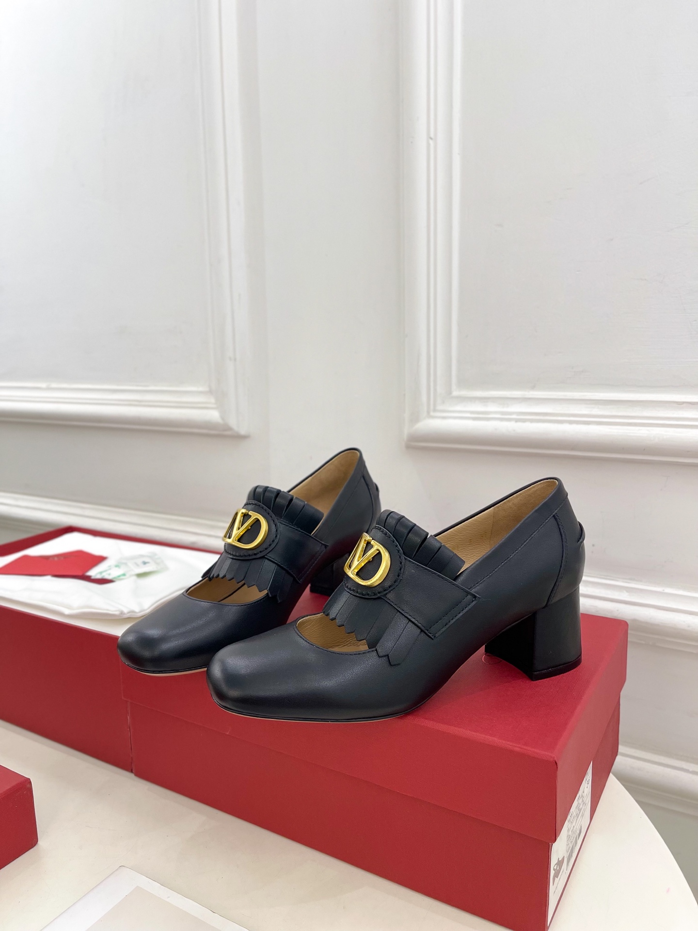 Valentino 华伦天奴 2025ss早春新品 大V扣流苏镂空鞋上新☑️
—————————————