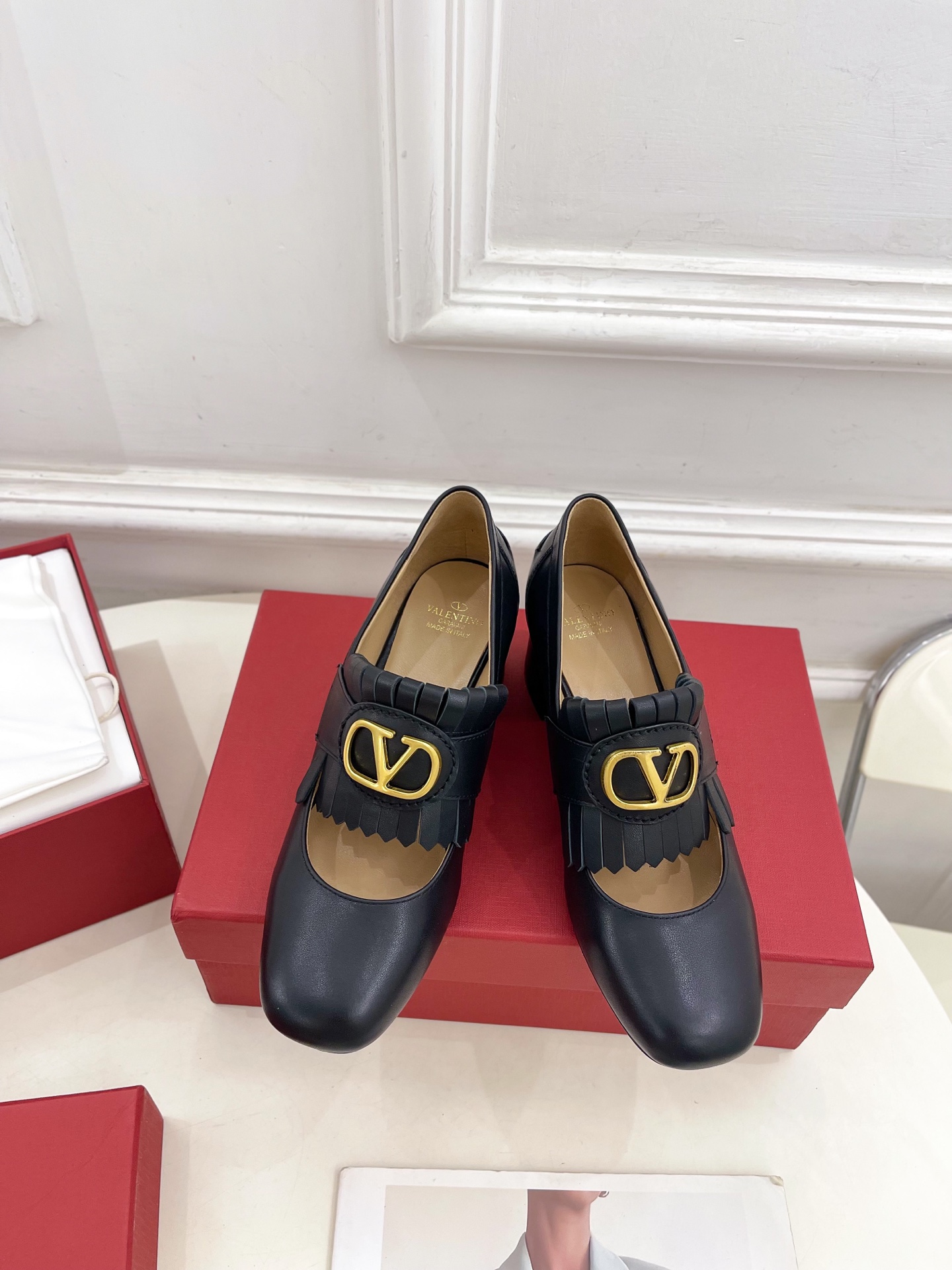 Valentino 华伦天奴 2025ss早春新品 大V扣流苏镂空鞋上新☑️
—————————————