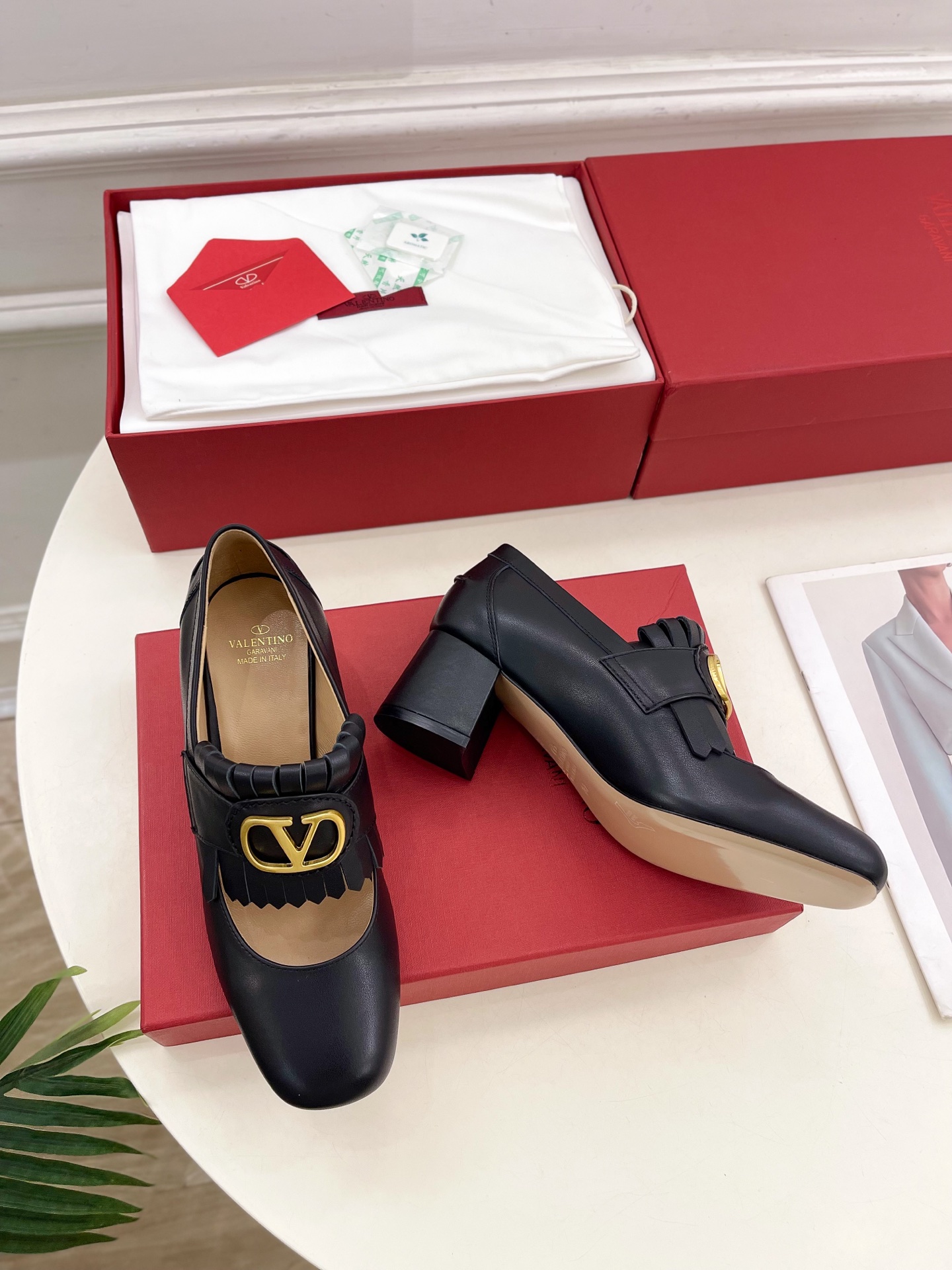 Valentino 华伦天奴 2025ss早春新品 大V扣流苏镂空鞋上新☑️
—————————————
