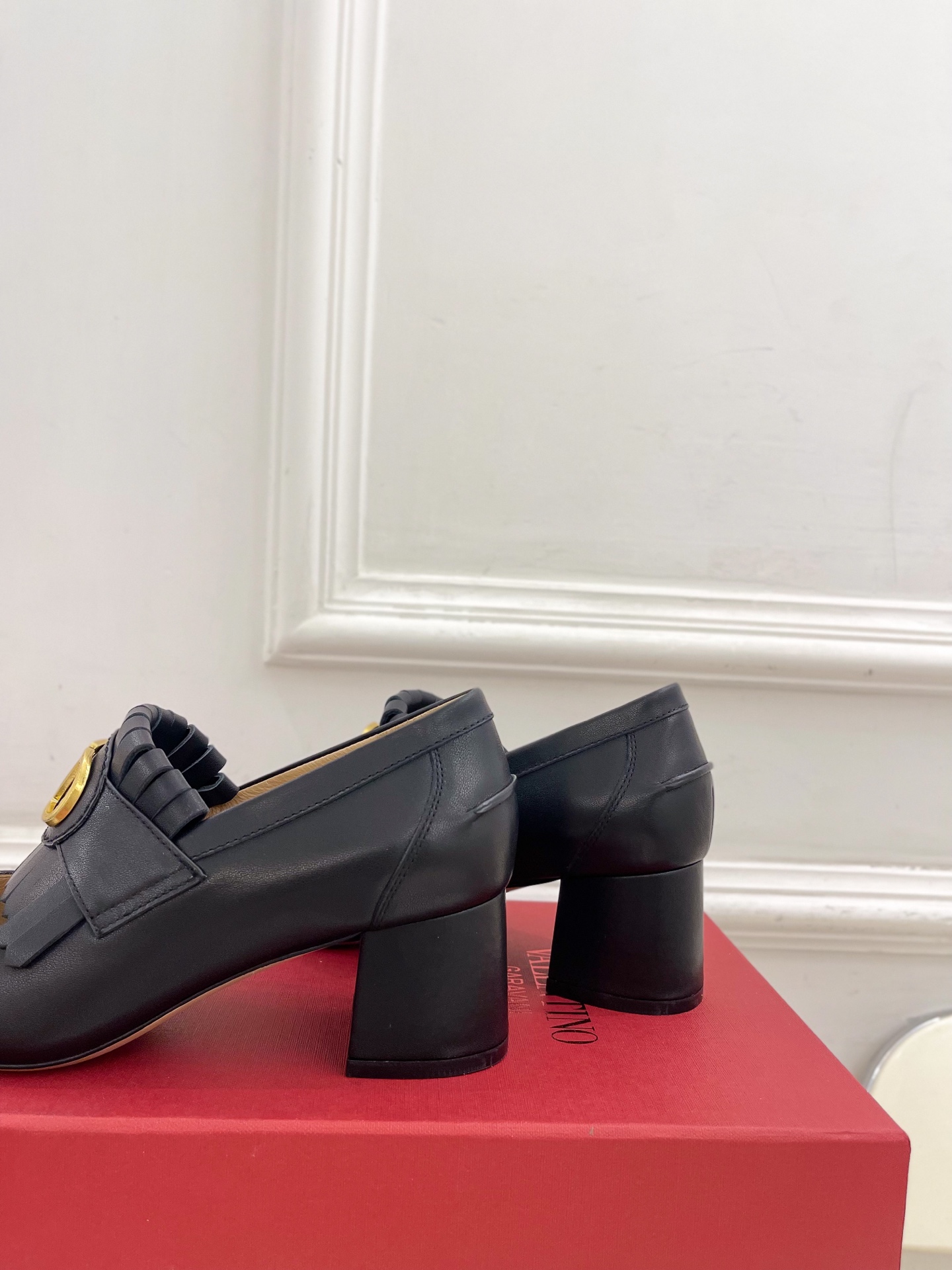Valentino 华伦天奴 2025ss早春新品 大V扣流苏镂空鞋上新☑️
—————————————