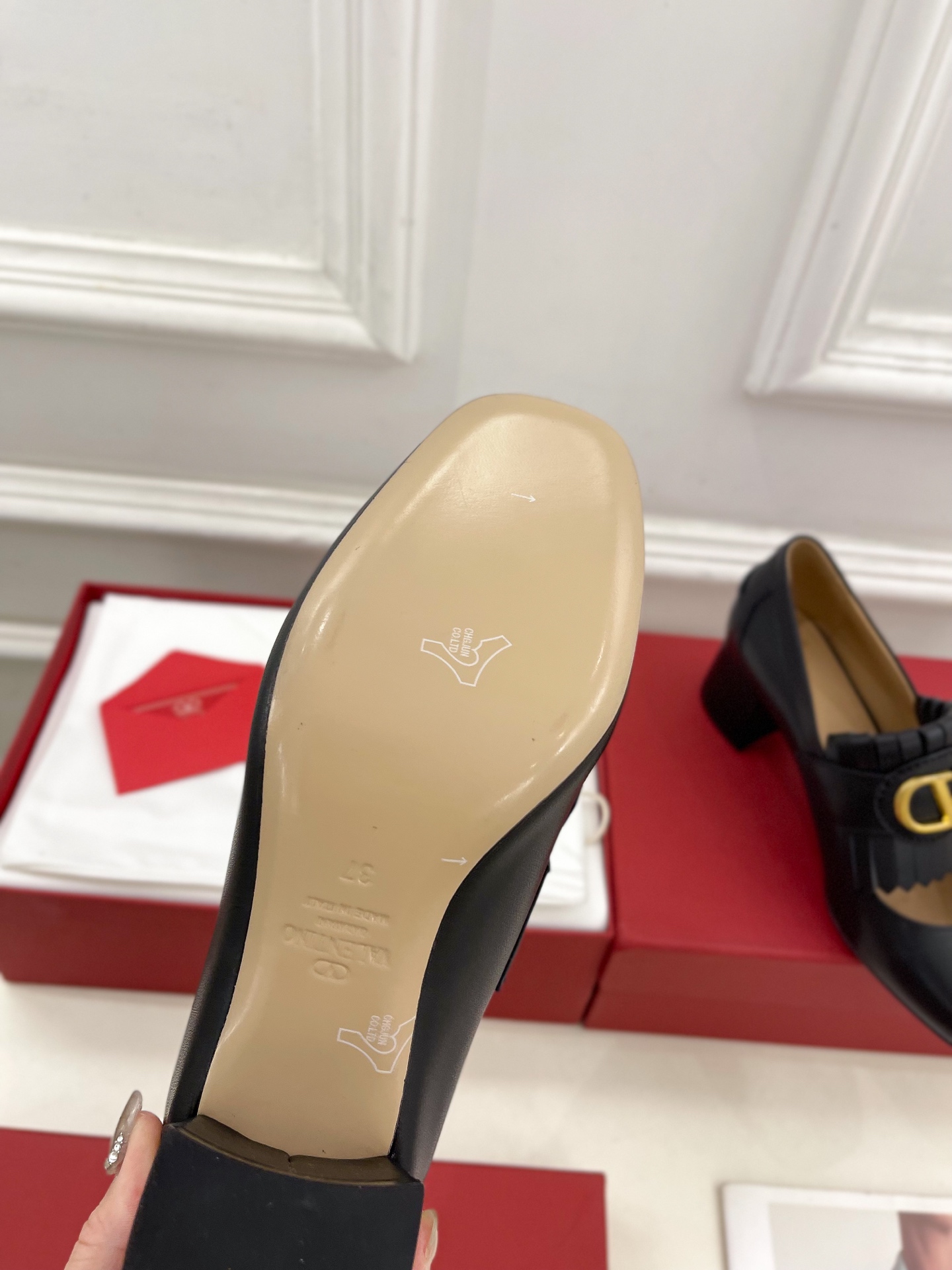 Valentino 华伦天奴 2025ss早春新品 大V扣流苏镂空鞋上新☑️
—————————————