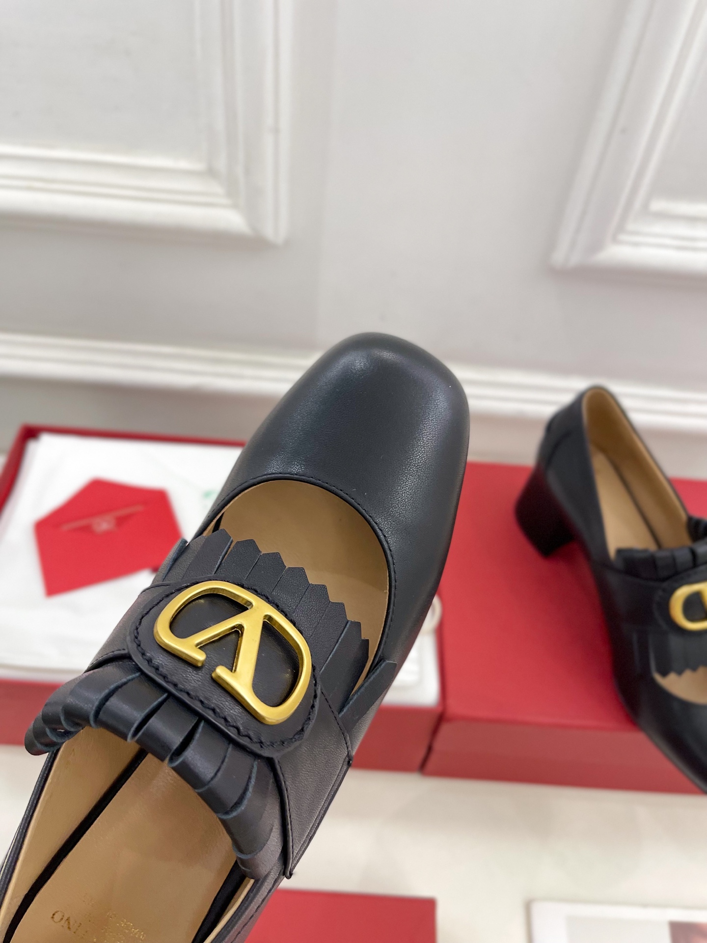 Valentino 华伦天奴 2025ss早春新品 大V扣流苏镂空鞋上新☑️
—————————————