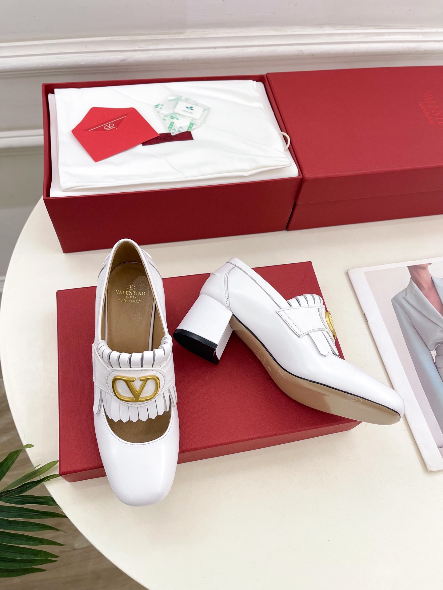 Valentino 华伦天奴 2025ss早春新品 大V扣流苏镂空鞋上新☑️
—————————————