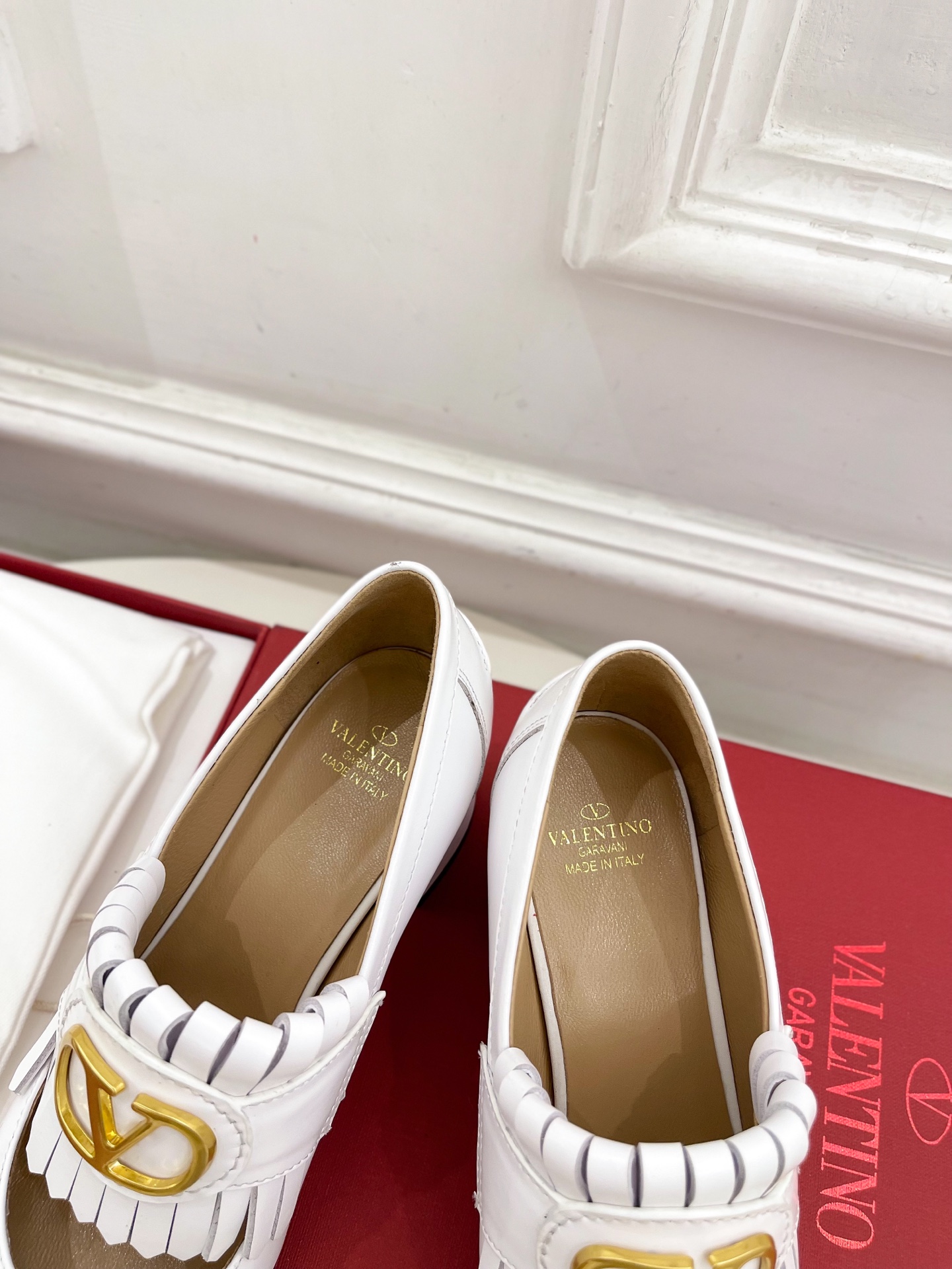 Valentino 华伦天奴 2025ss早春新品 大V扣流苏镂空鞋上新☑️
—————————————