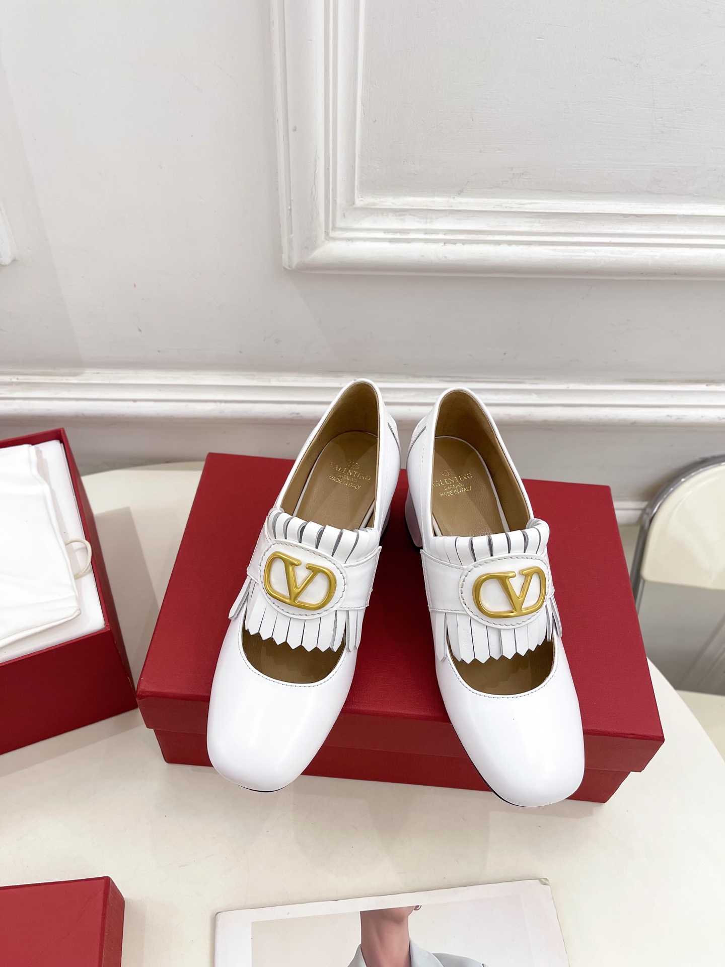 Valentino 华伦天奴 2025ss早春新品 大V扣流苏镂空鞋上新☑️
—————————————