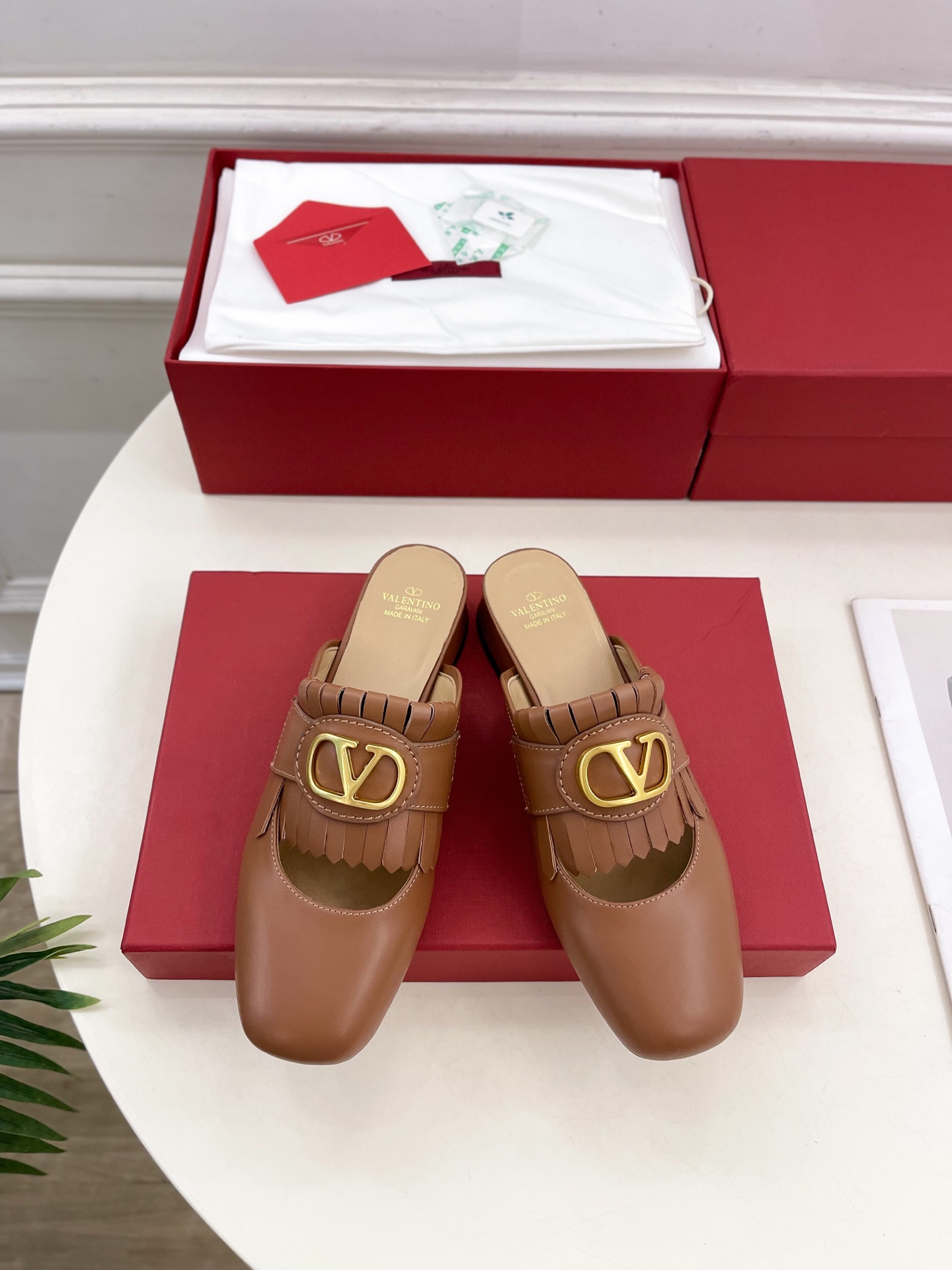 Valentino 华伦天奴 2025ss早春新品 流苏大V扣镂空半拖鞋上新☑️
———————————