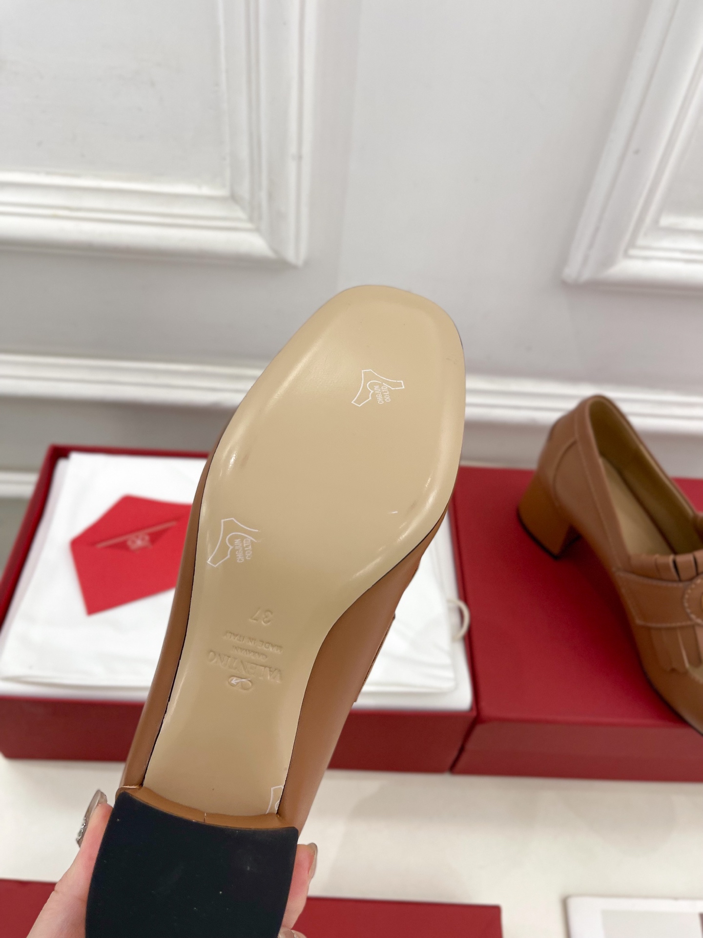 Valentino 华伦天奴 2025ss早春新品 大V扣流苏镂空鞋上新☑️
—————————————