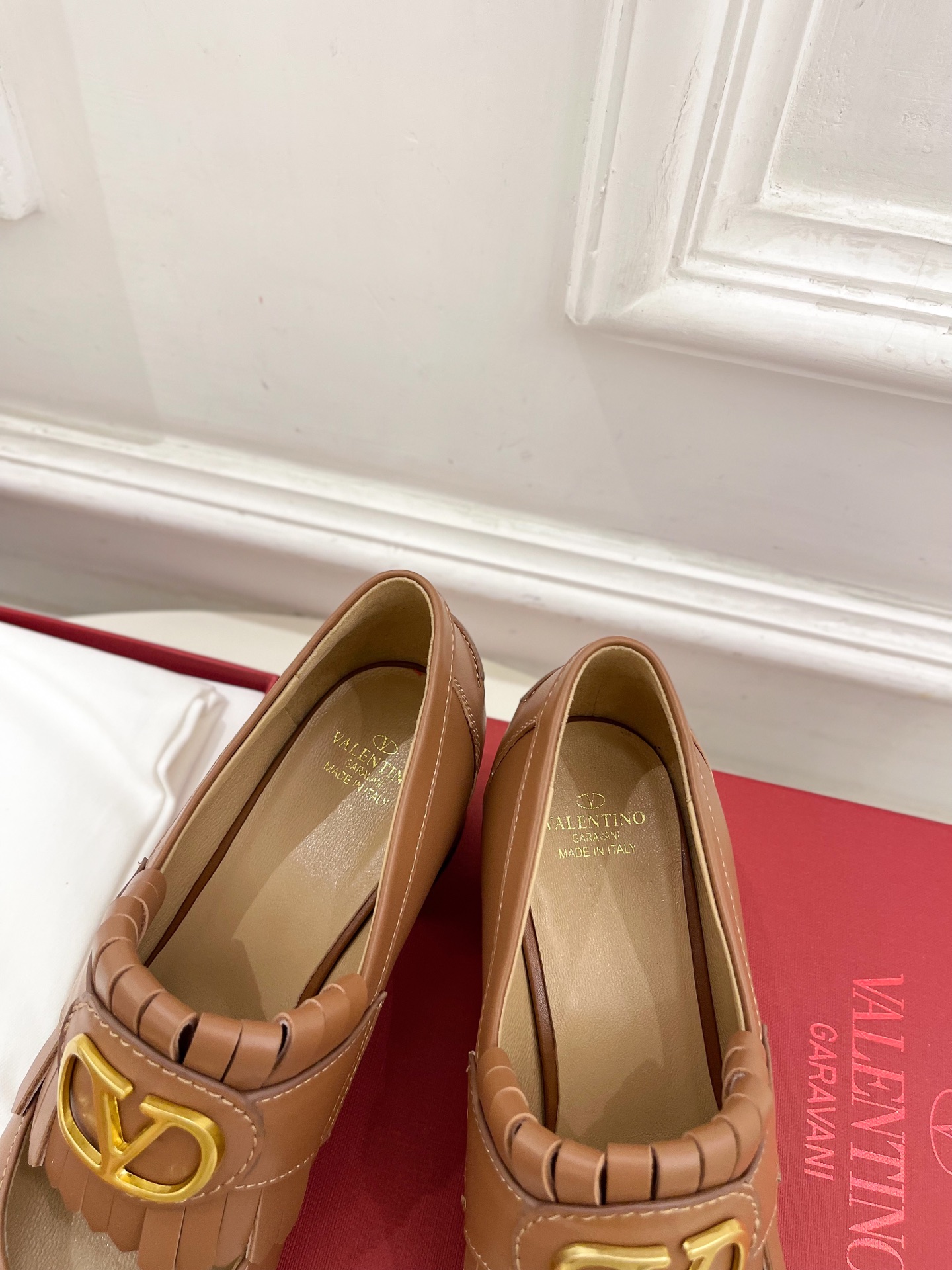 Valentino 华伦天奴 2025ss早春新品 大V扣流苏镂空鞋上新☑️
—————————————
