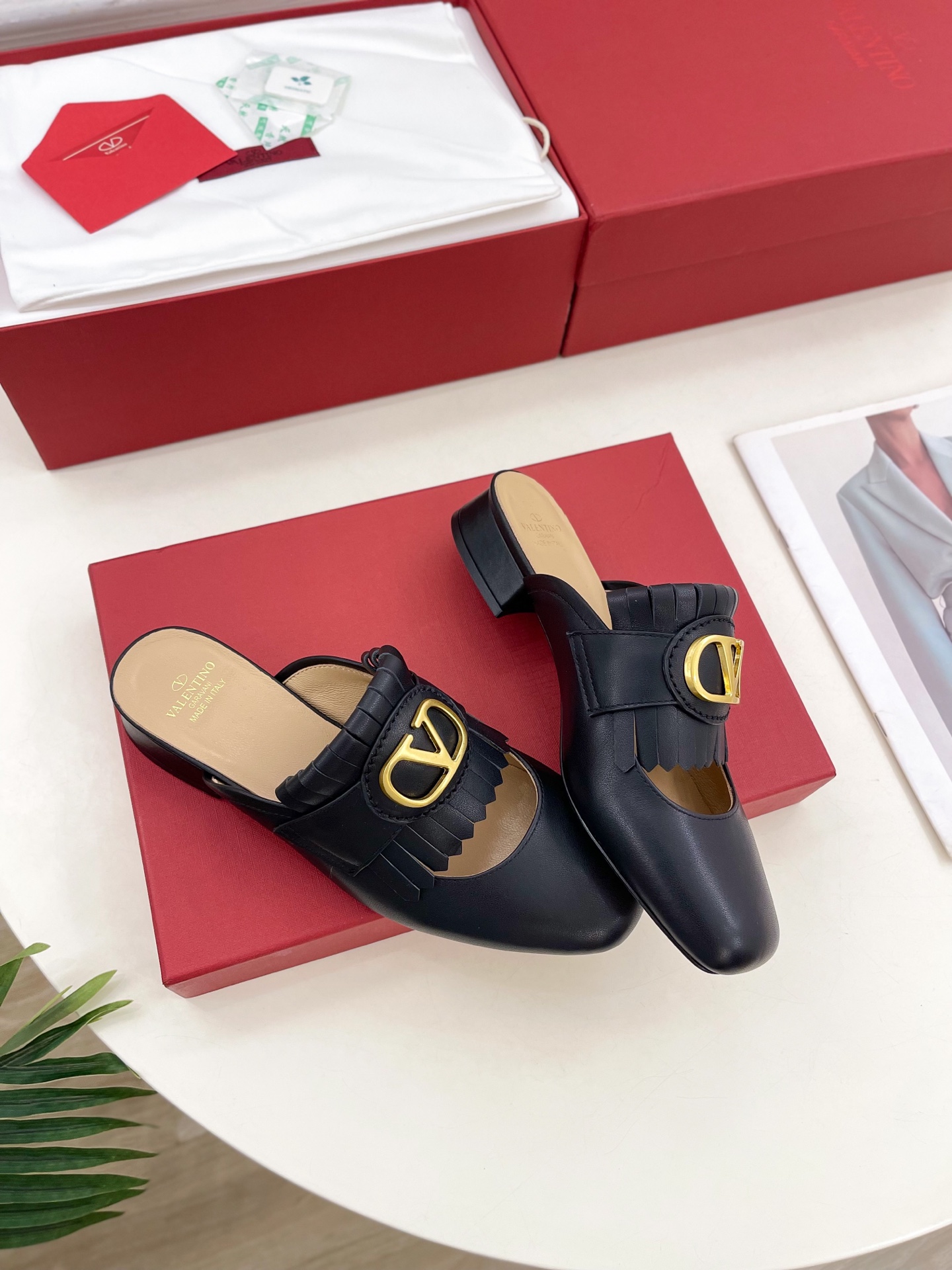 Valentino 华伦天奴 2025ss早春新品 流苏大V扣镂空半拖鞋上新☑️
———————————