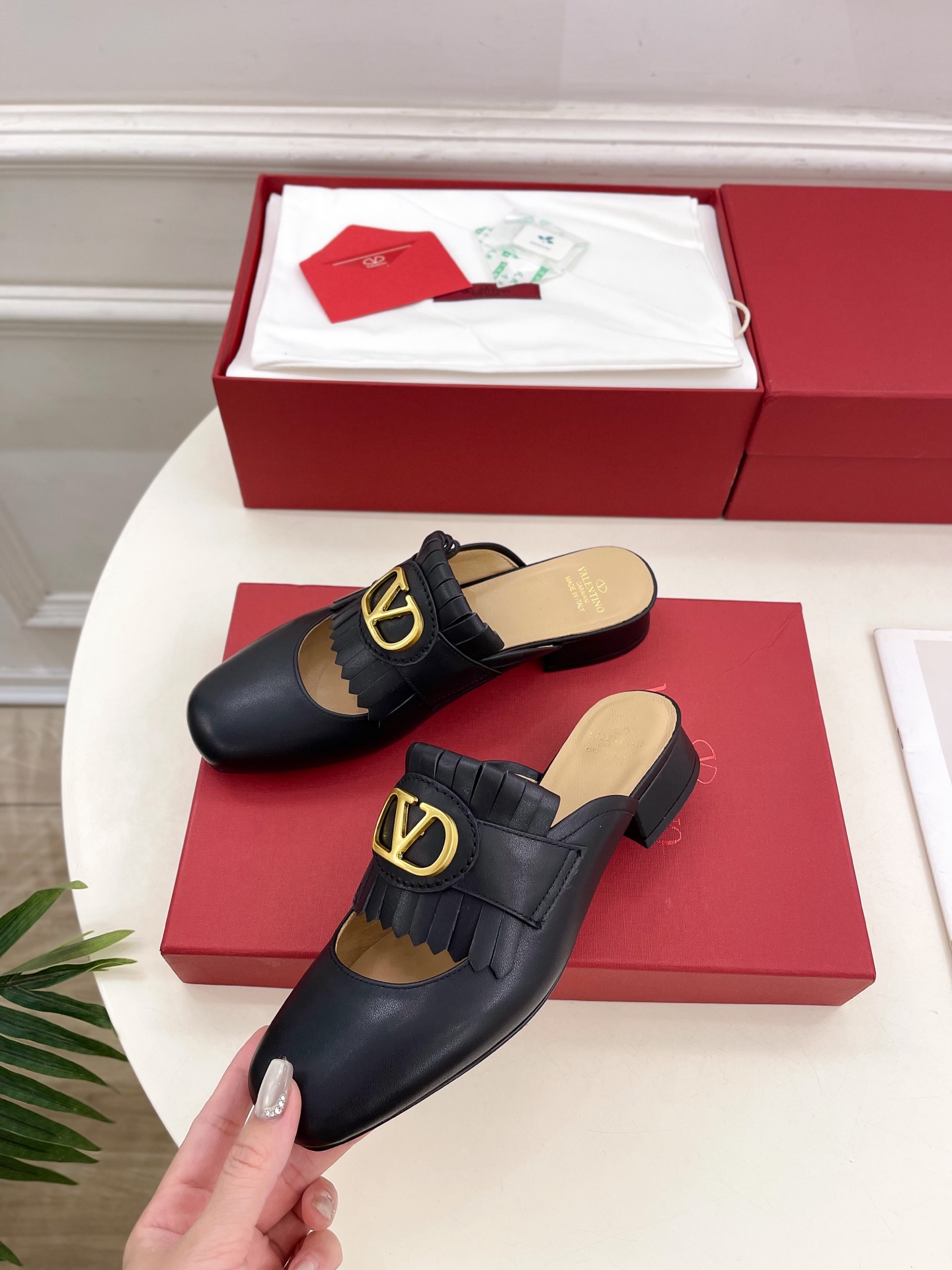Valentino 华伦天奴 2025ss早春新品 流苏大V扣镂空半拖鞋上新☑️
———————————
