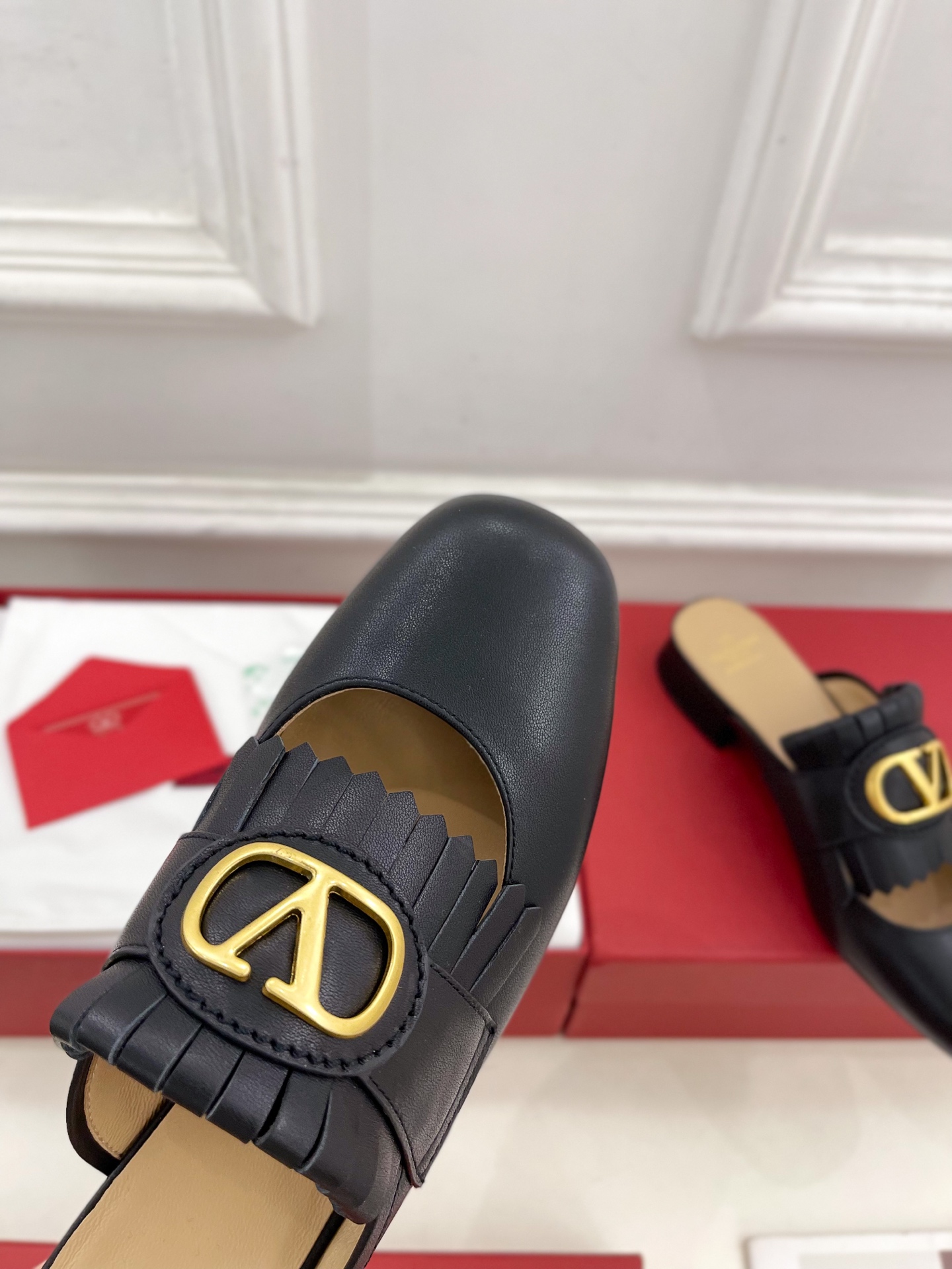 Valentino 华伦天奴 2025ss早春新品 流苏大V扣镂空半拖鞋上新☑️
———————————