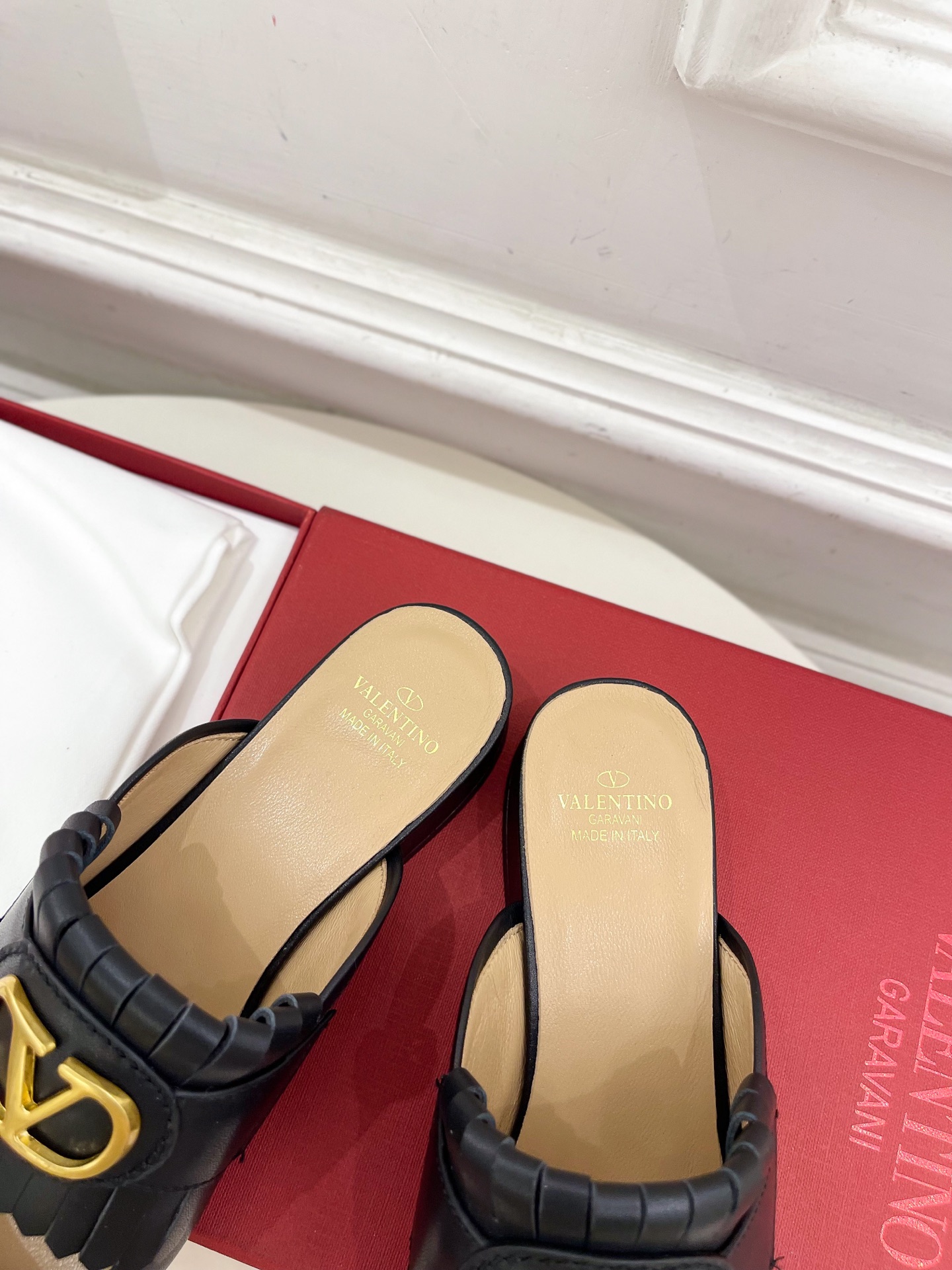 Valentino 华伦天奴 2025ss早春新品 流苏大V扣镂空半拖鞋上新☑️
———————————