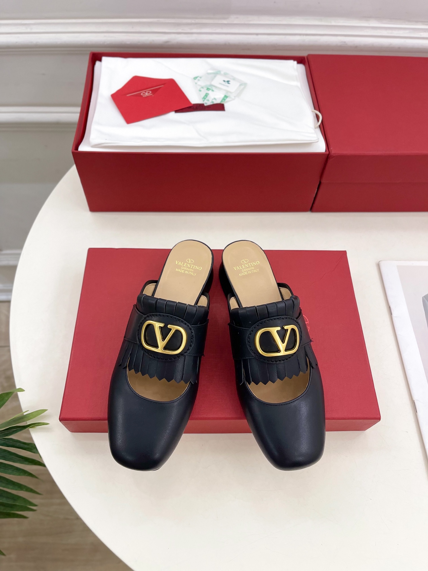 Valentino 华伦天奴 2025ss早春新品 流苏大V扣镂空半拖鞋上新☑️
———————————
