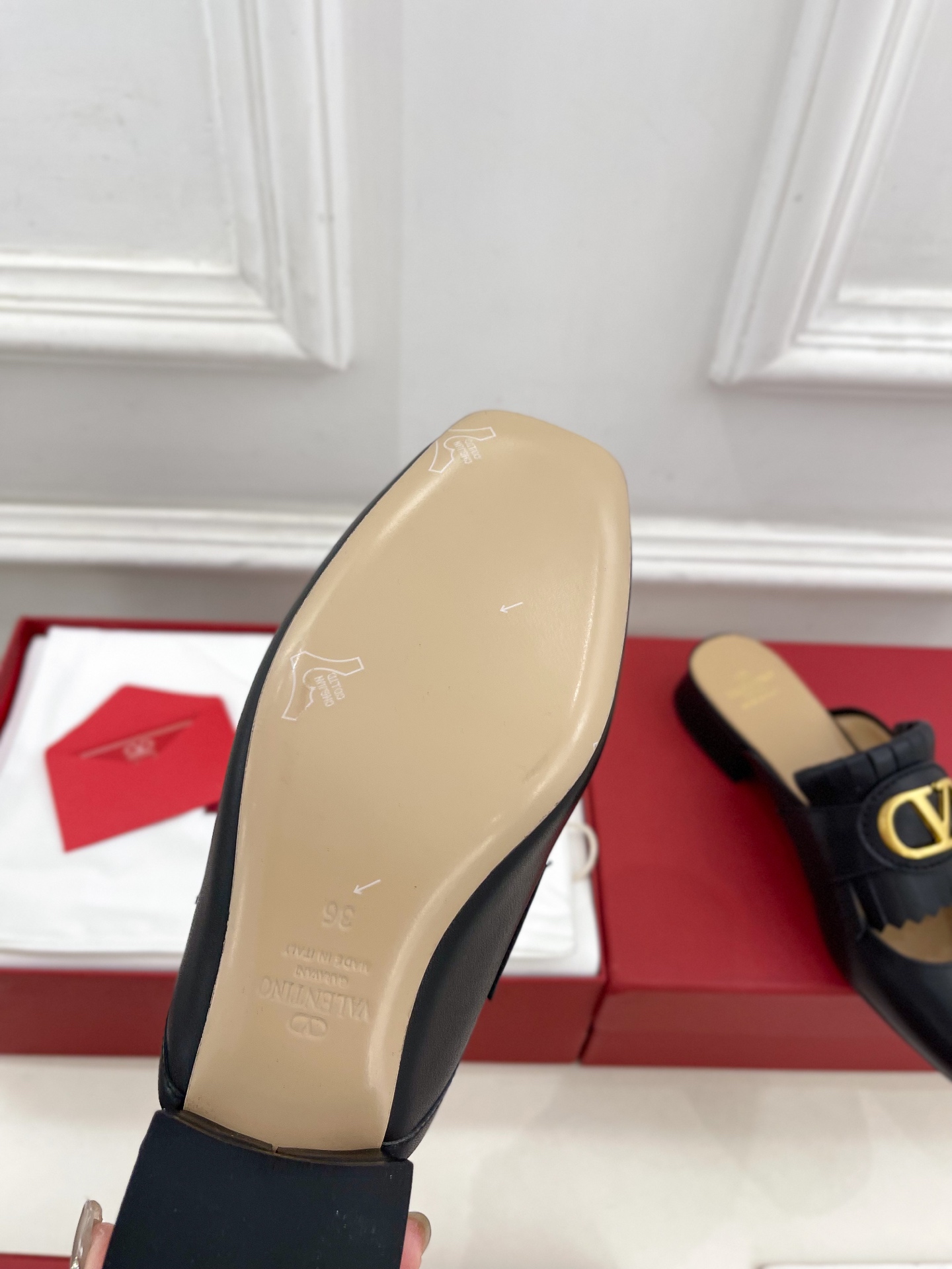 Valentino 华伦天奴 2025ss早春新品 流苏大V扣镂空半拖鞋上新☑️
———————————