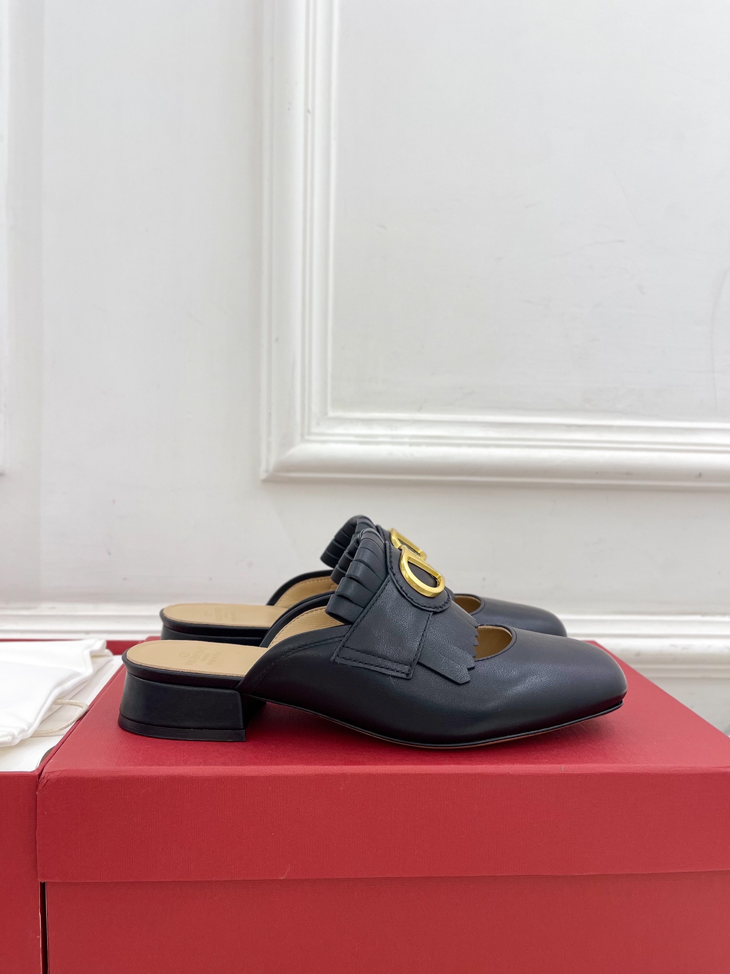 Valentino 华伦天奴 2025ss早春新品 流苏大V扣镂空半拖鞋上新☑️
———————————