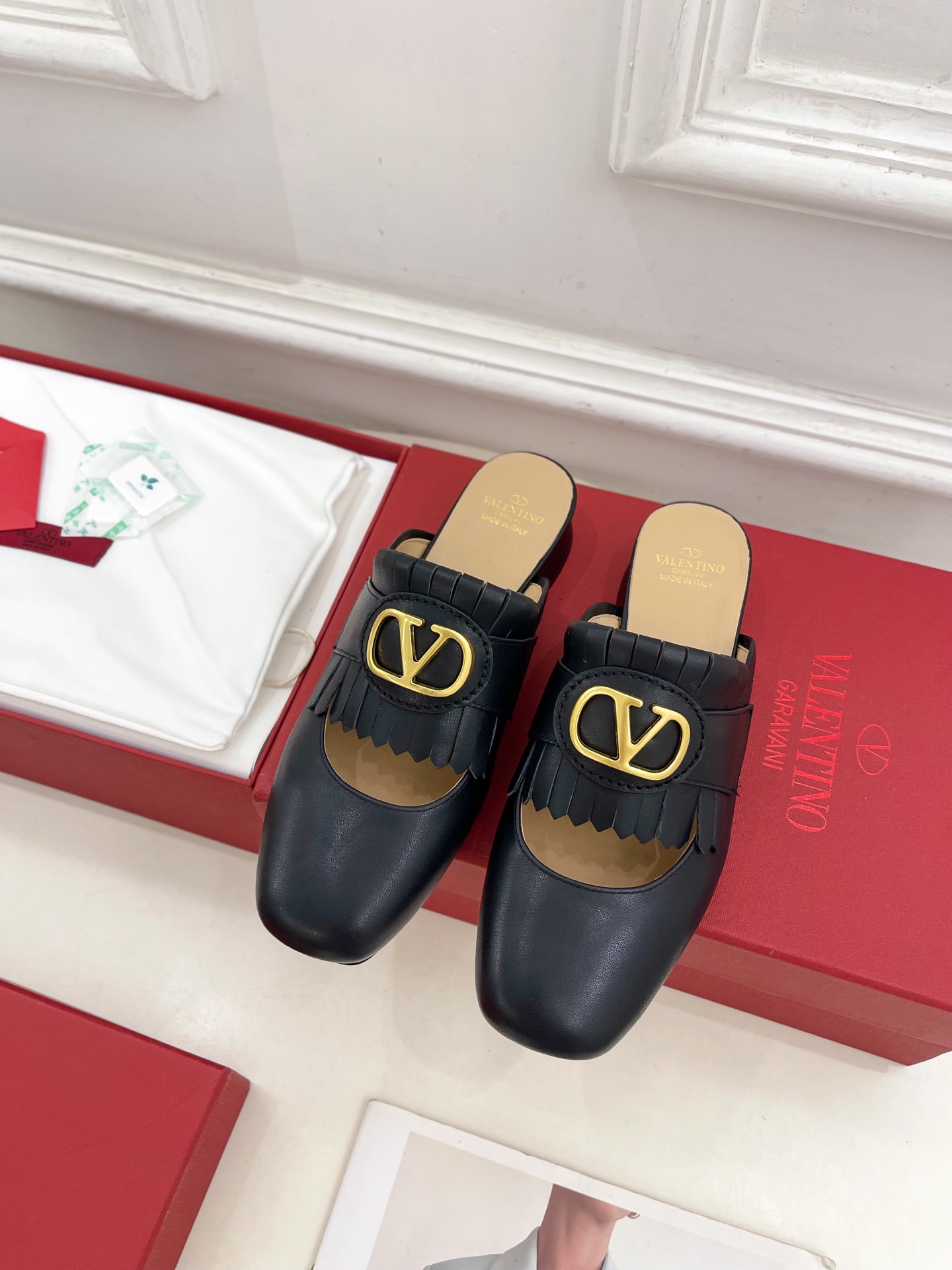 Valentino 华伦天奴 2025ss早春新品 流苏大V扣镂空半拖鞋上新☑️
———————————