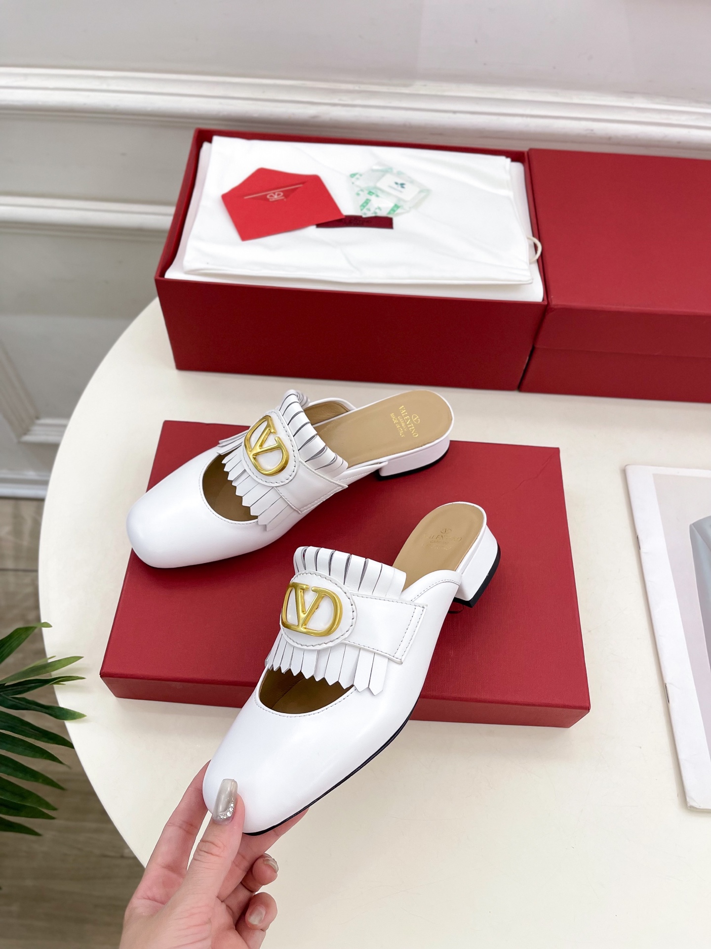Valentino 华伦天奴 2025ss早春新品 流苏大V扣镂空半拖鞋上新☑️
———————————