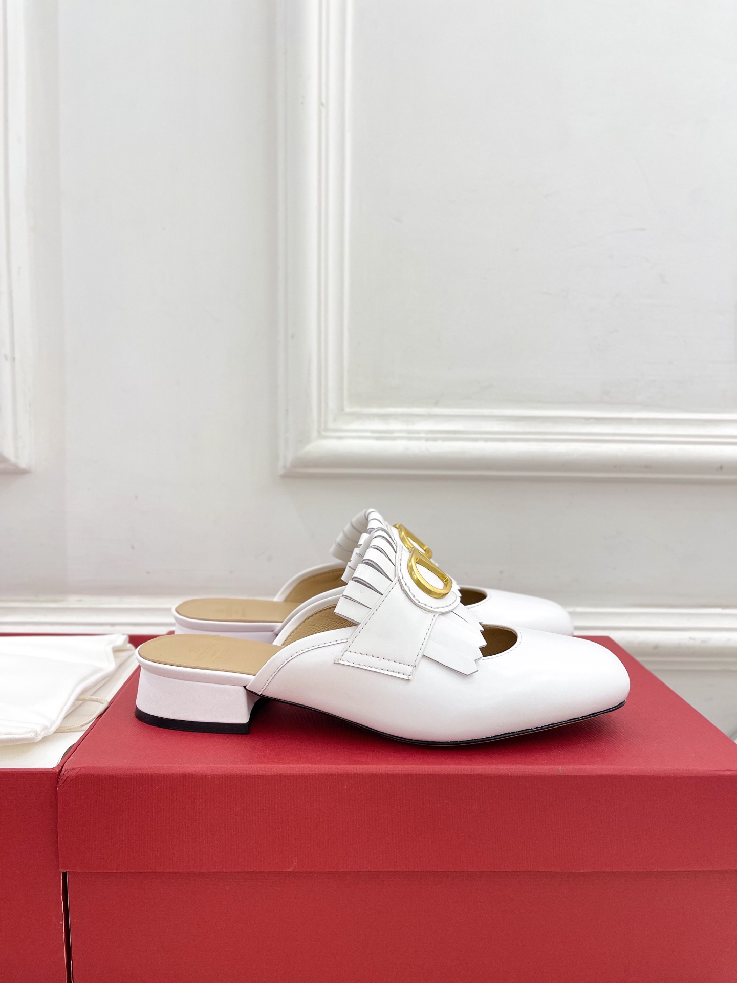 Valentino 华伦天奴 2025ss早春新品 流苏大V扣镂空半拖鞋上新☑️
———————————