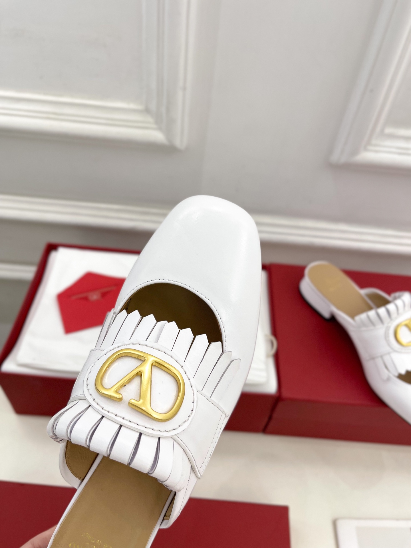 Valentino 华伦天奴 2025ss早春新品 流苏大V扣镂空半拖鞋上新☑️
———————————
