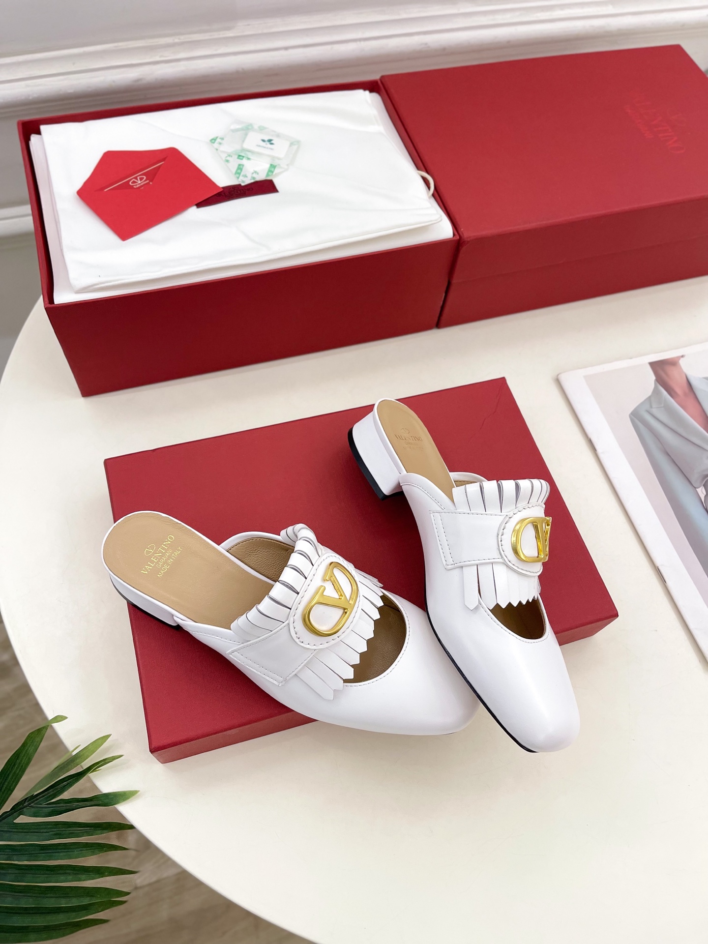 Valentino 华伦天奴 2025ss早春新品 流苏大V扣镂空半拖鞋上新☑️
———————————