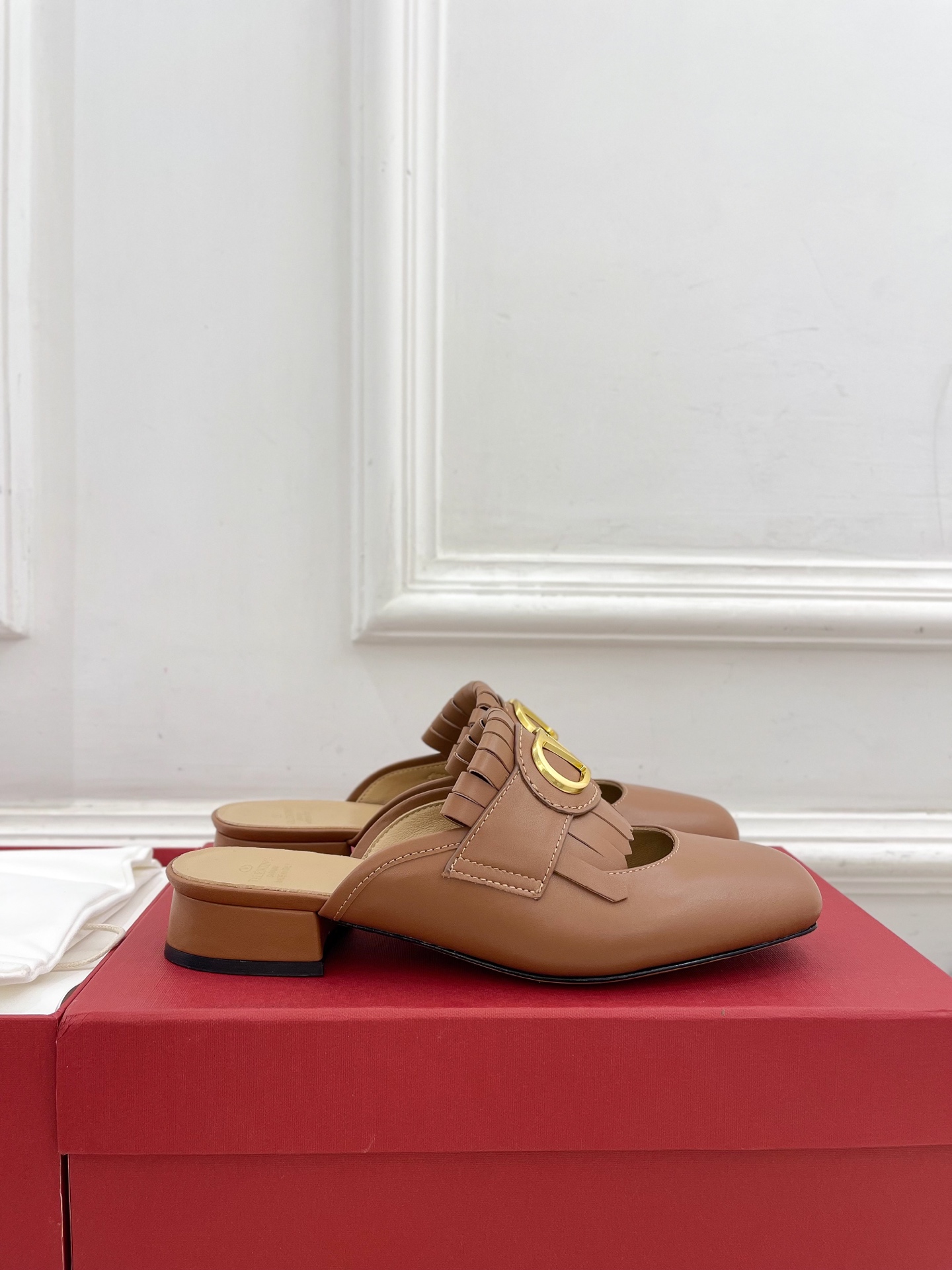 Valentino 华伦天奴 2025ss早春新品 流苏大V扣镂空半拖鞋上新☑️
———————————