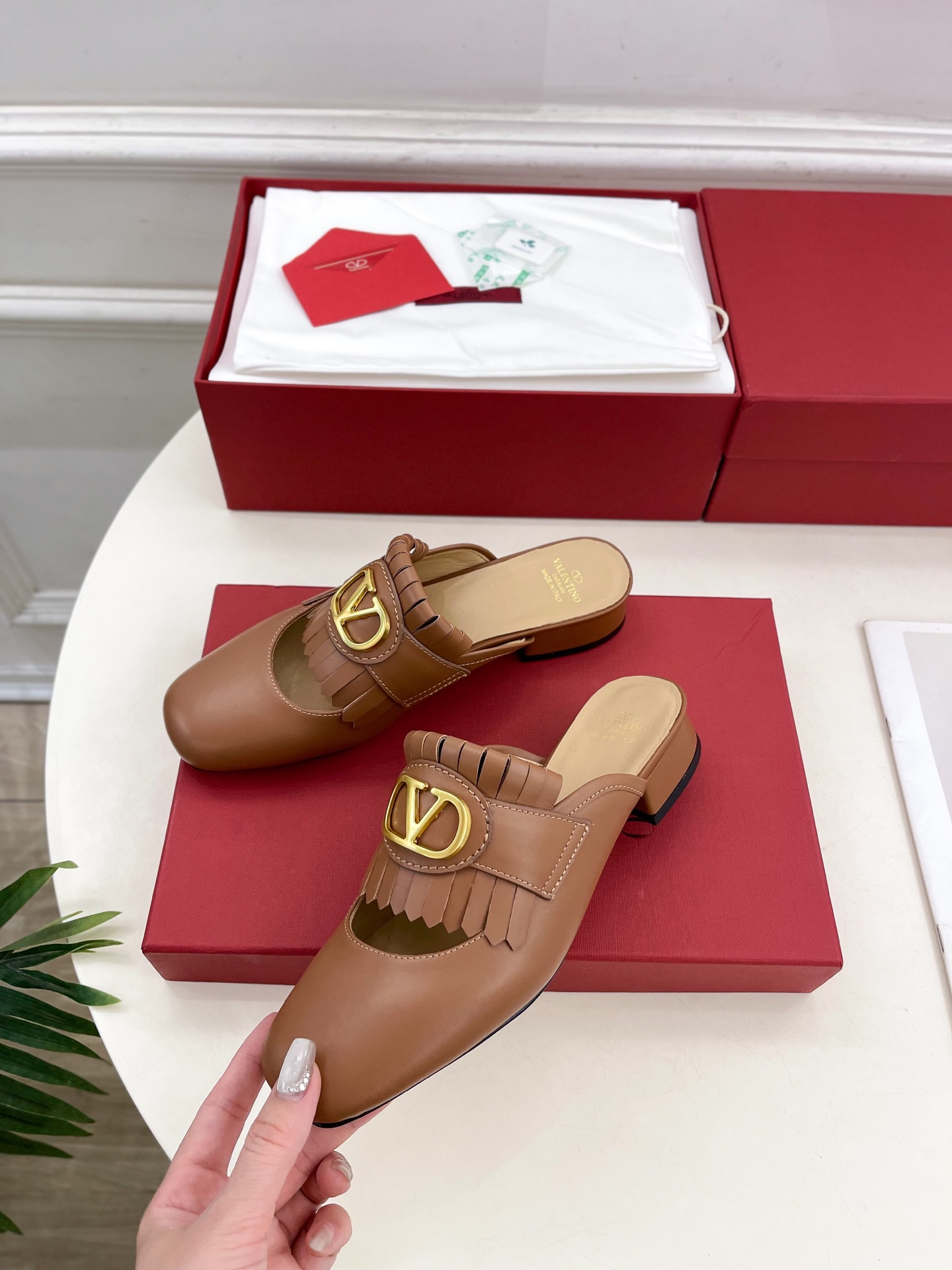 Valentino 华伦天奴 2025ss早春新品 流苏大V扣镂空半拖鞋上新☑️
———————————