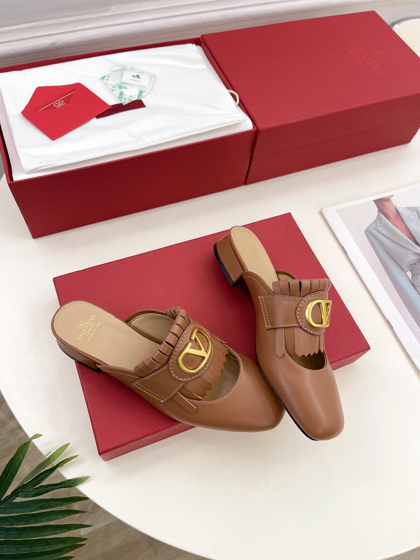 Valentino 华伦天奴 2025ss早春新品 流苏大V扣镂空半拖鞋上新☑️
———————————