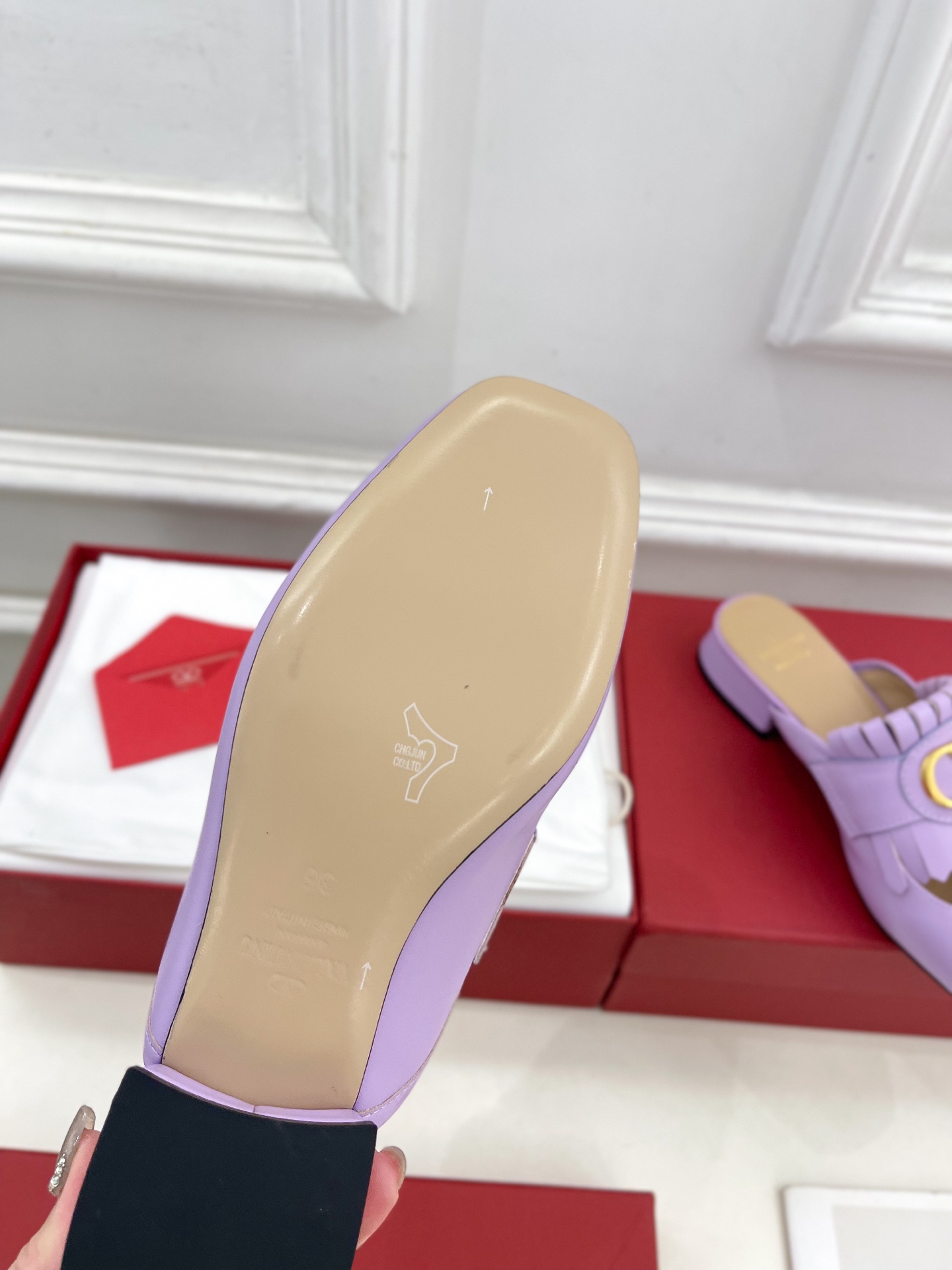 Valentino 华伦天奴 2025ss早春新品 流苏大V扣镂空半拖鞋上新☑️
———————————