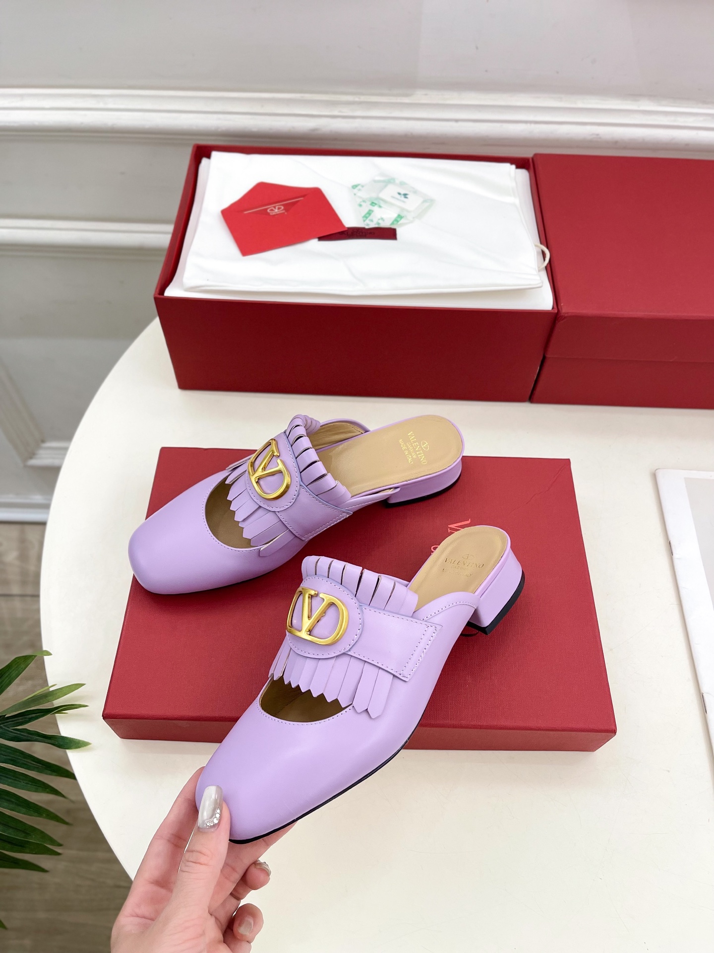 Valentino 华伦天奴 2025ss早春新品 流苏大V扣镂空半拖鞋上新☑️
———————————