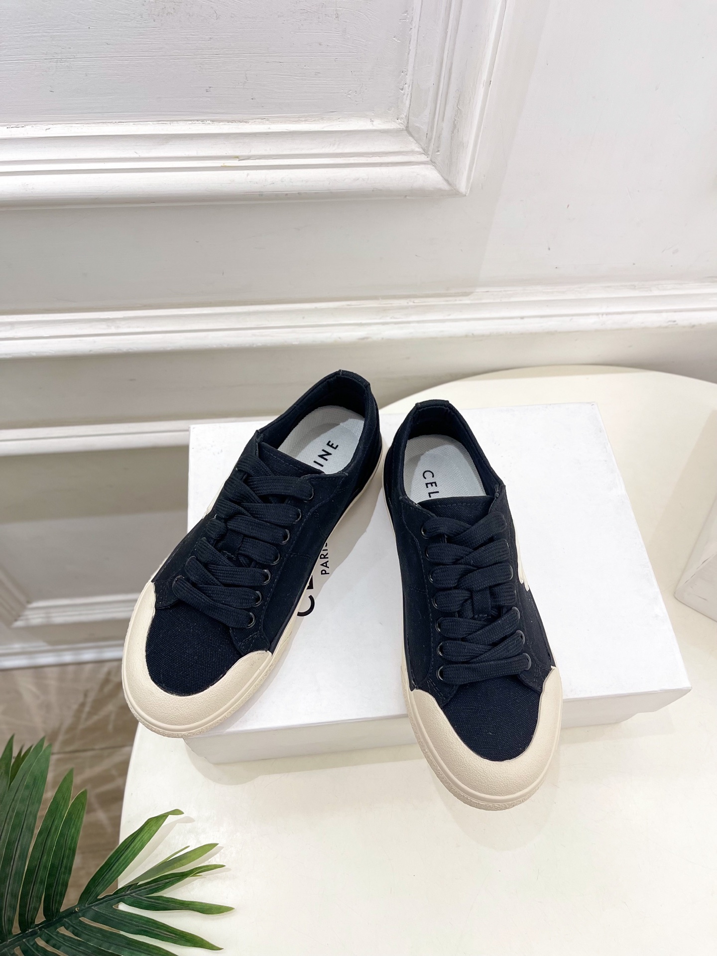 CELINE | 赛琳 25𝐬𝐬
💛2025春夏新品 ALAN TRIOMPHE凯旋门帆布休闲板