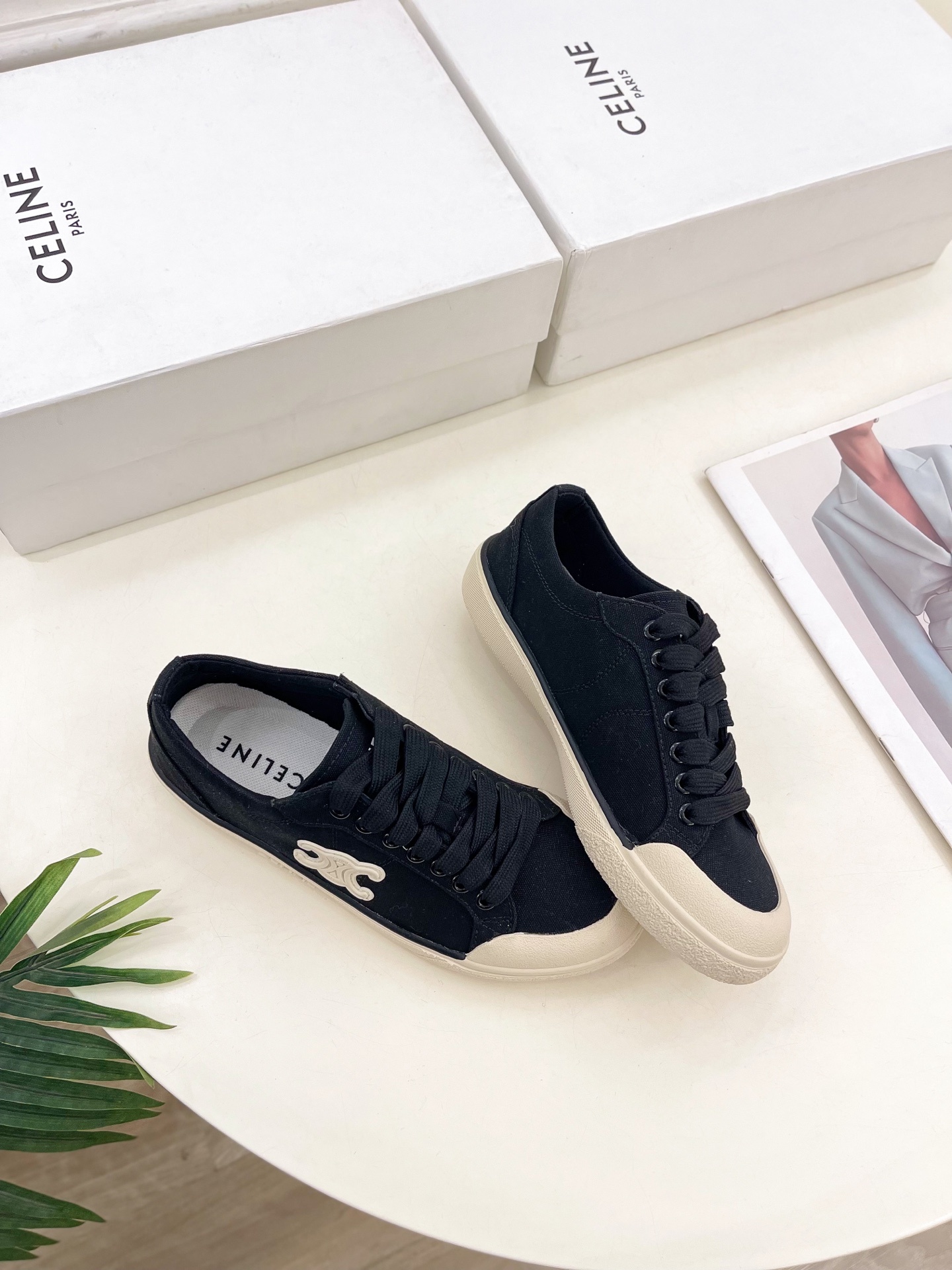 CELINE | 赛琳 25𝐬𝐬
💛2025春夏新品 ALAN TRIOMPHE凯旋门帆布休闲板