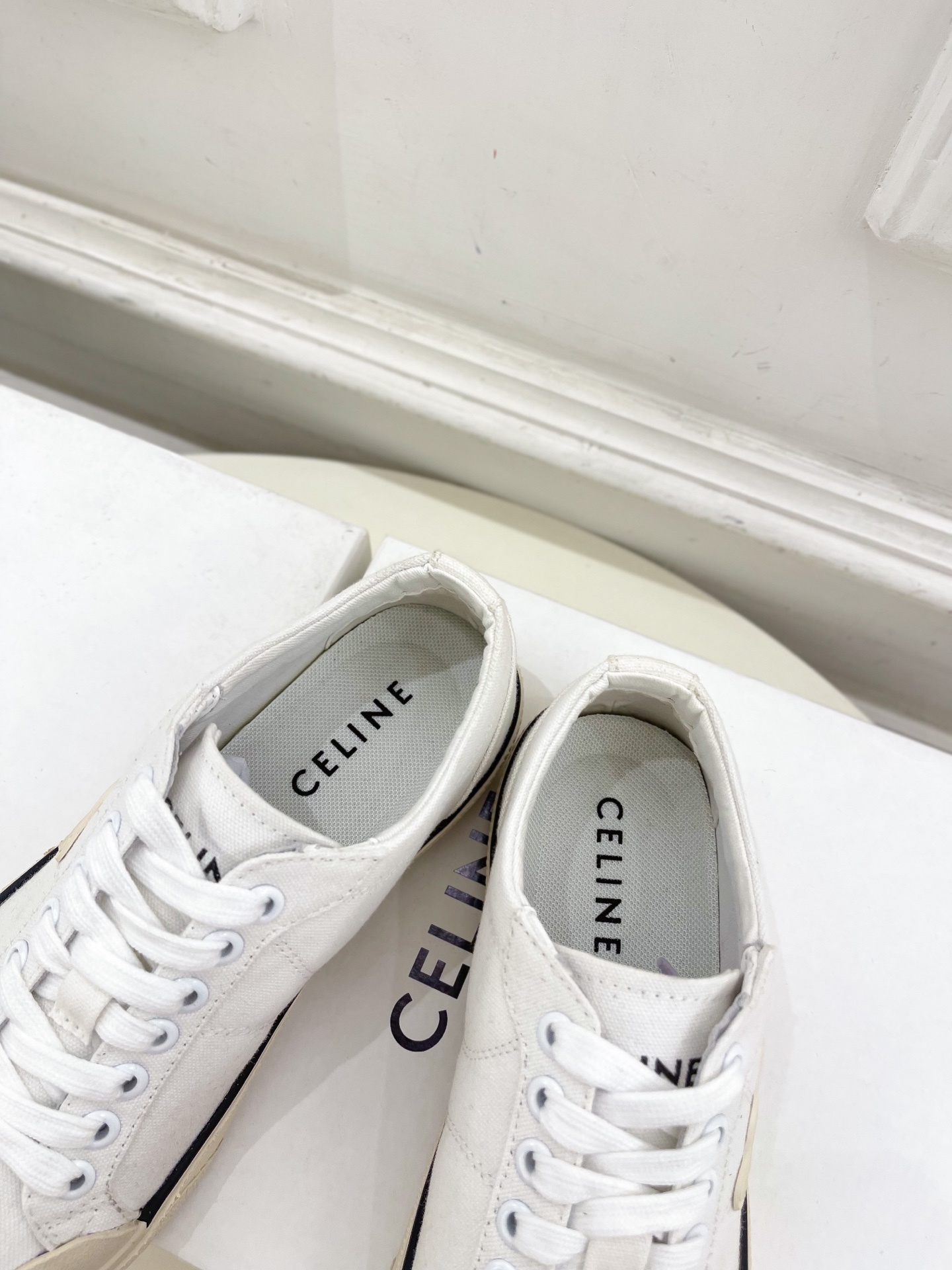 CELINE | 赛琳 25𝐬𝐬
💛2025春夏新品 ALAN TRIOMPHE凯旋门帆布休闲板