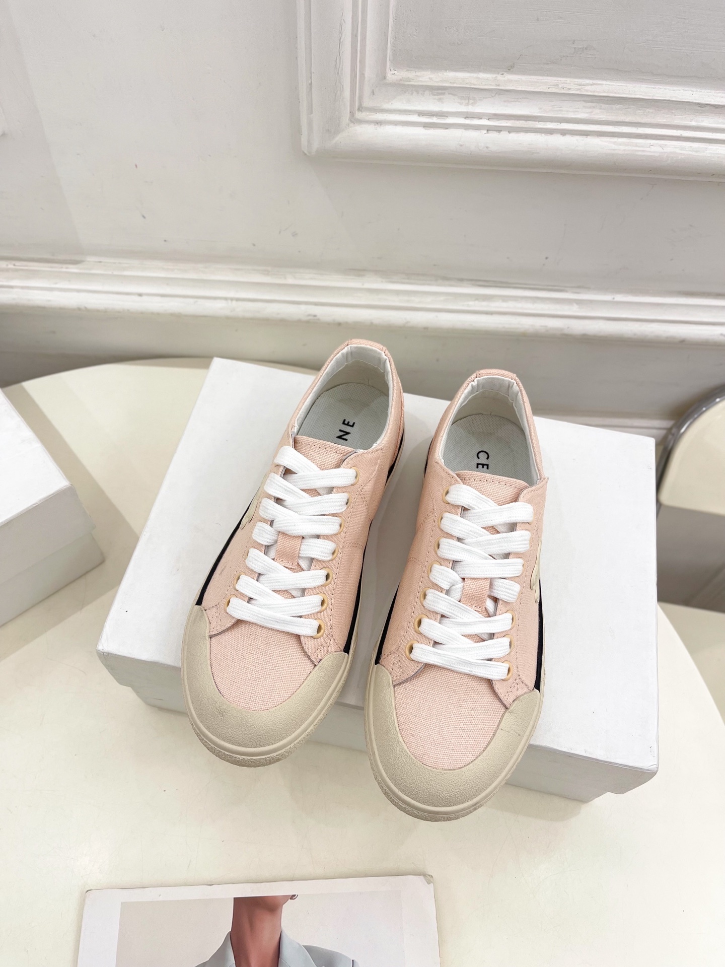 CELINE | 赛琳 25𝐬𝐬
💛2025春夏新品 ALAN TRIOMPHE凯旋门帆布休闲板