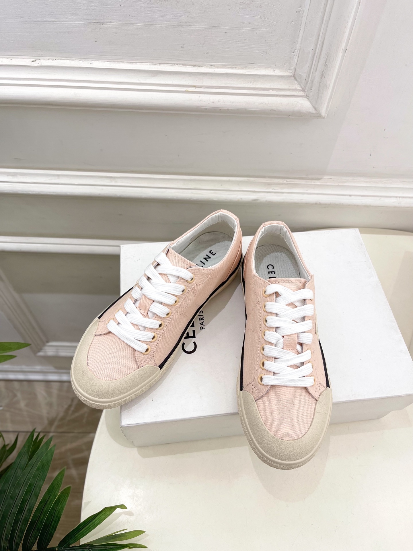 CELINE | 赛琳 25𝐬𝐬
💛2025春夏新品 ALAN TRIOMPHE凯旋门帆布休闲板