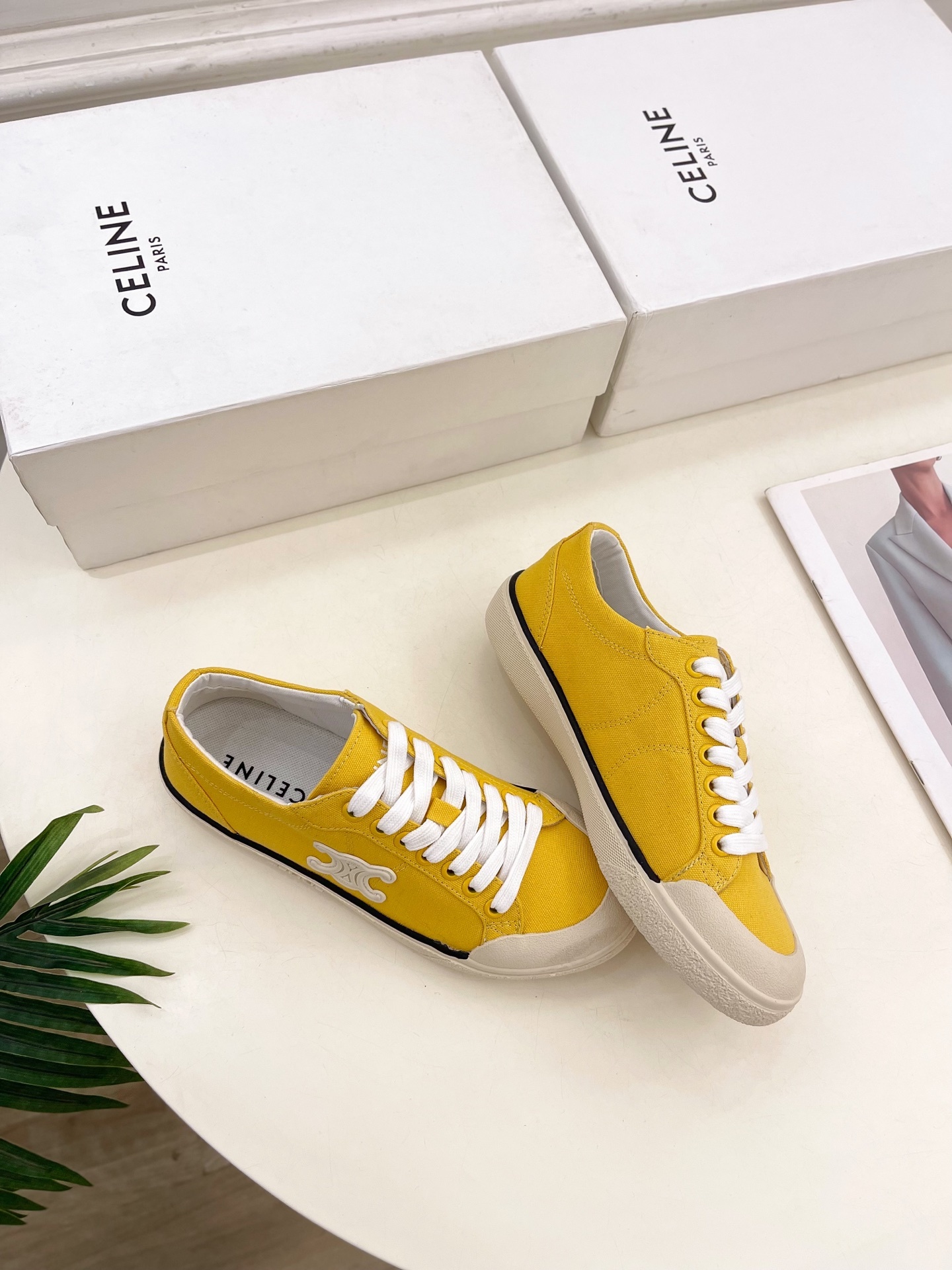 CELINE | 赛琳 25𝐬𝐬
💛2025春夏新品 ALAN TRIOMPHE凯旋门帆布休闲板