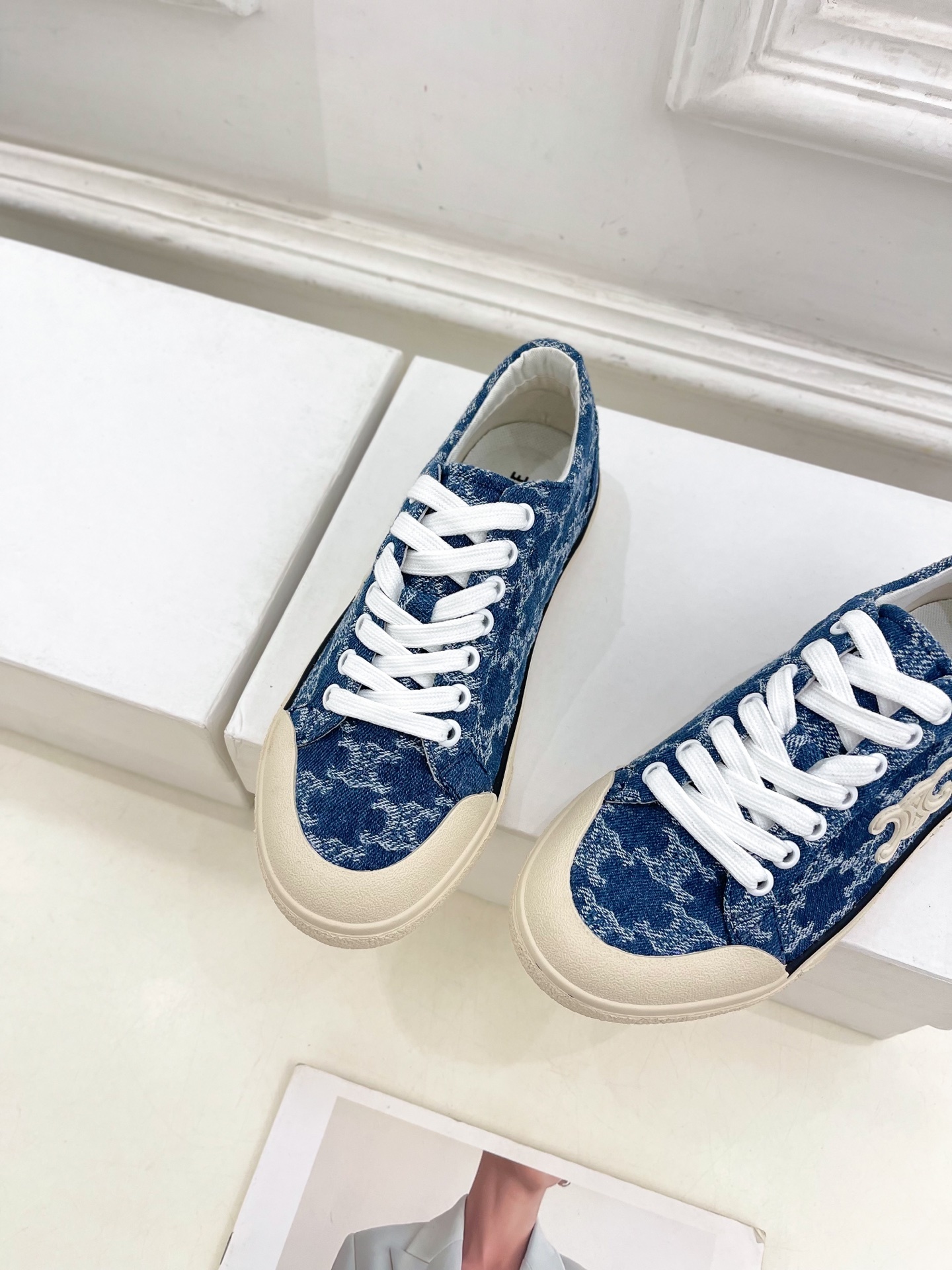 CELINE | 赛琳 25𝐬𝐬
💛2025春夏新品 ALAN TRIOMPHE凯旋门帆布休闲板