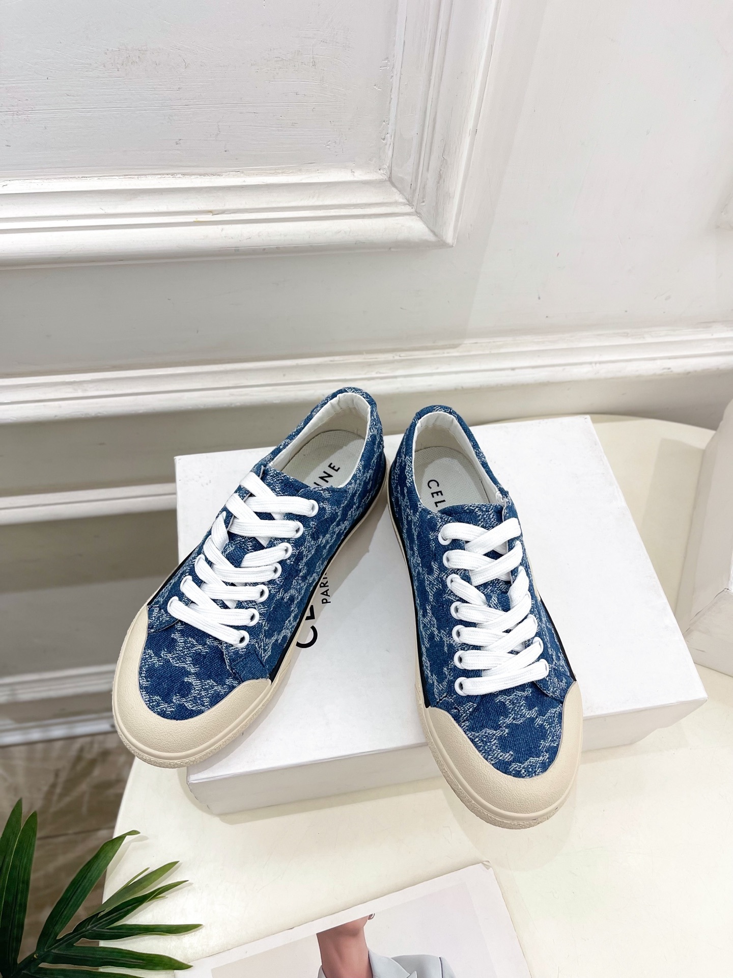 CELINE | 赛琳 25𝐬𝐬
💛2025春夏新品 ALAN TRIOMPHE凯旋门帆布休闲板