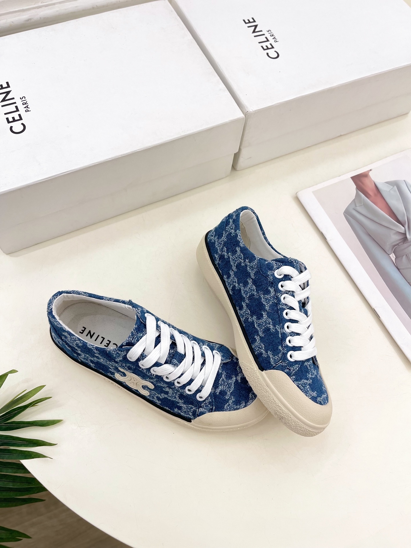 CELINE | 赛琳 25𝐬𝐬
💛2025春夏新品 ALAN TRIOMPHE凯旋门帆布休闲板
