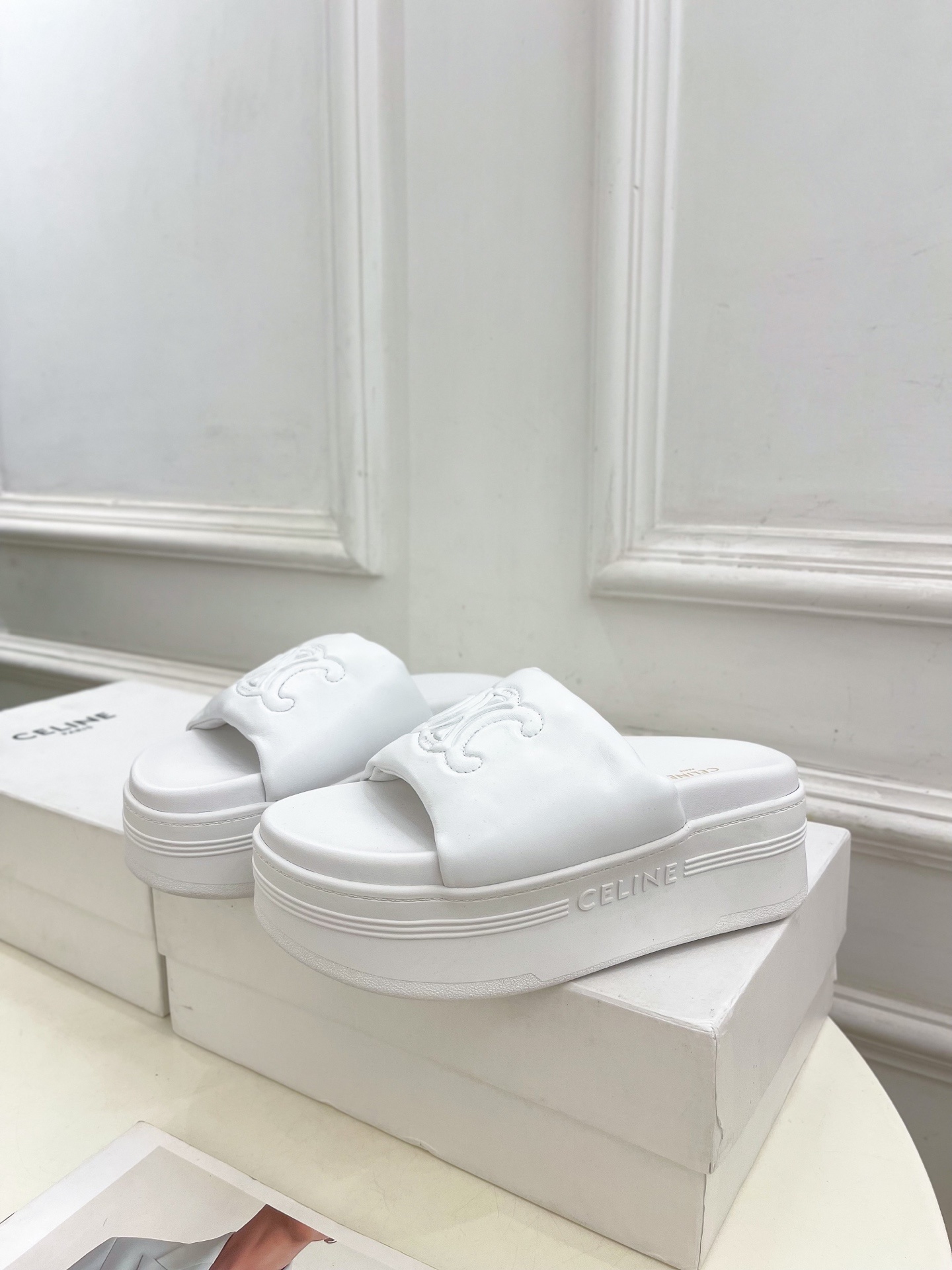 CELINE | 赛琳 25𝐬𝐬
💛2025春夏新品 BLOCK TRIOMPHE凯旋门厚底面包