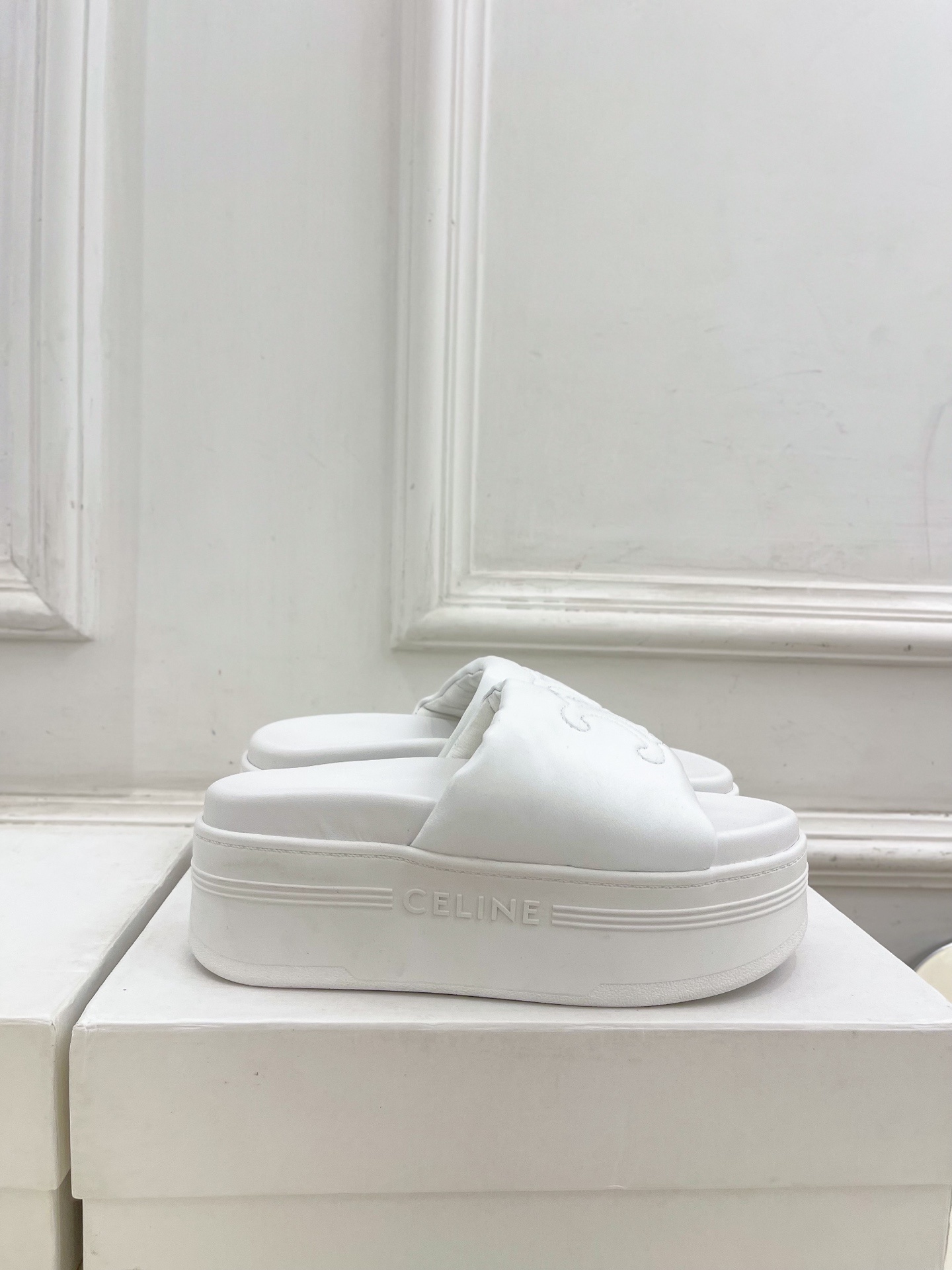 CELINE | 赛琳 25𝐬𝐬
💛2025春夏新品 BLOCK TRIOMPHE凯旋门厚底面包