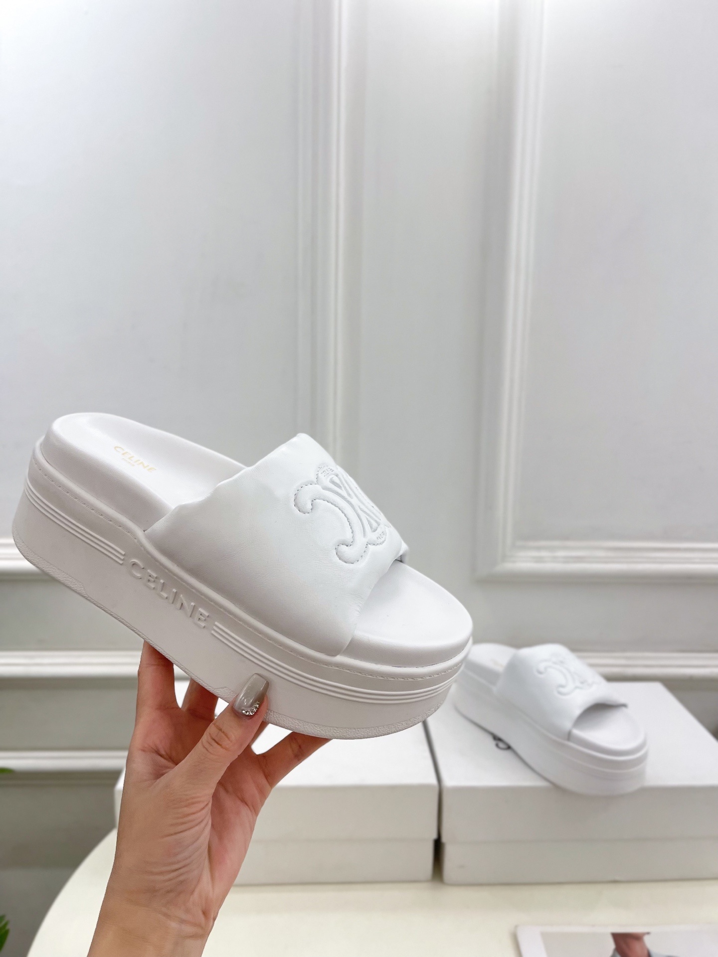 CELINE | 赛琳 25𝐬𝐬
💛2025春夏新品 BLOCK TRIOMPHE凯旋门厚底面包