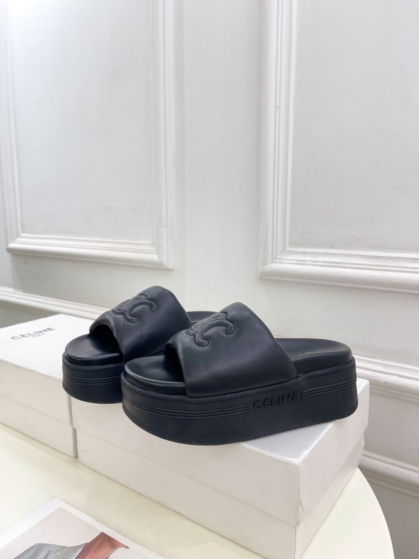 CELINE | 赛琳 25𝐬𝐬
💛2025春夏新品 BLOCK TRIOMPHE凯旋门厚底面包
