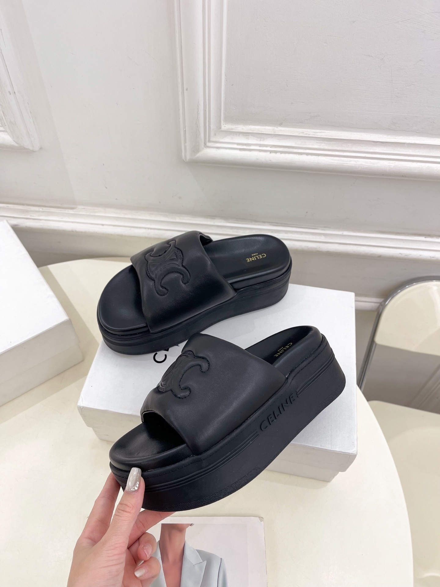 CELINE | 赛琳 25𝐬𝐬
💛2025春夏新品 BLOCK TRIOMPHE凯旋门厚底面包