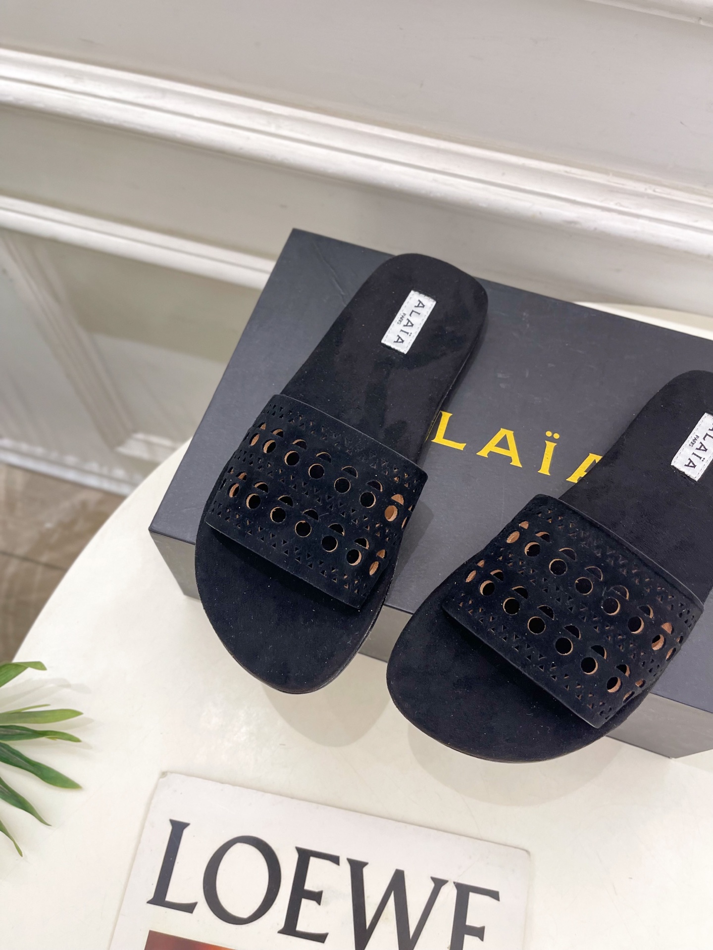 ALAÏA 阿莱亚25SS春夏新品 镂空平底懒人拖鞋—————————
Alaïa作为这两年最受欢迎的鬼