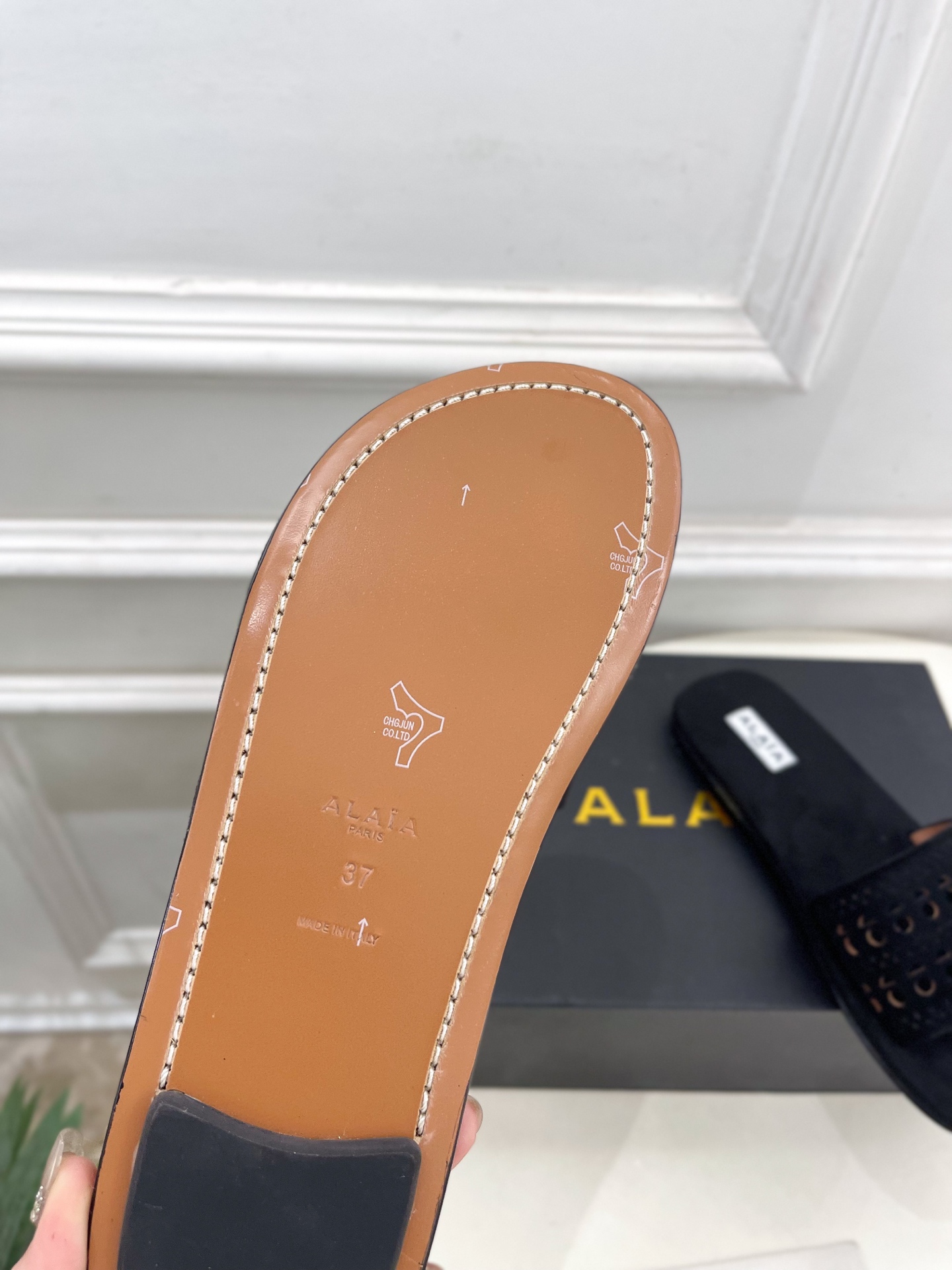 ALAÏA 阿莱亚25SS春夏新品 镂空平底懒人拖鞋—————————
Alaïa作为这两年最受欢迎的鬼