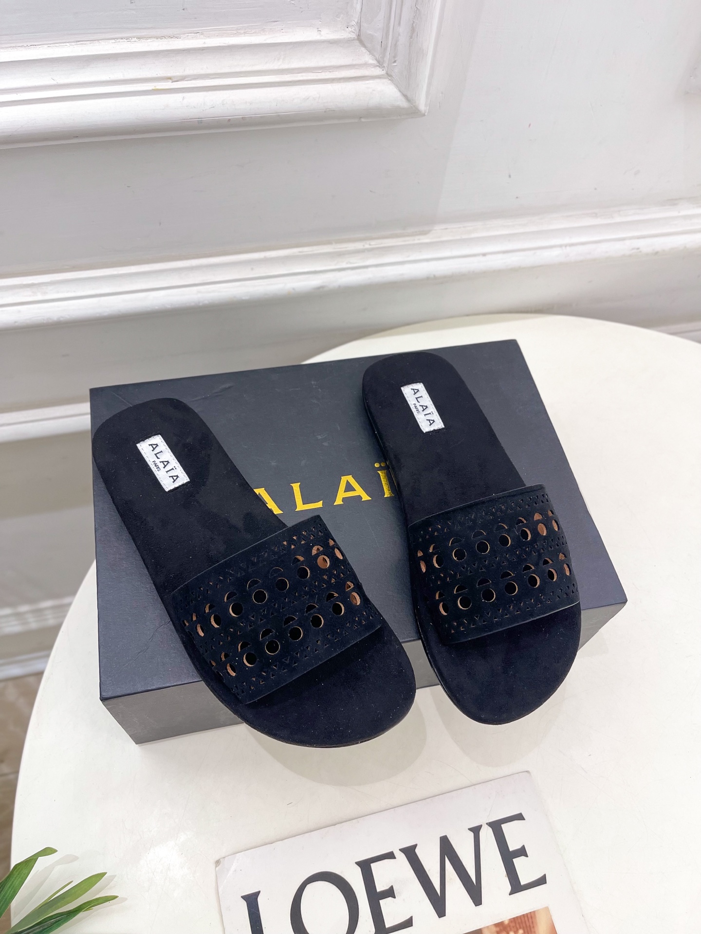 ALAÏA 阿莱亚25SS春夏新品 镂空平底懒人拖鞋—————————
Alaïa作为这两年最受欢迎的鬼