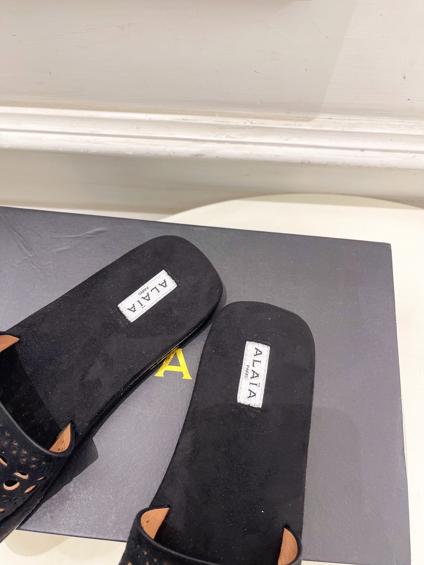 ALAÏA 阿莱亚25SS春夏新品 镂空平底懒人拖鞋—————————
Alaïa作为这两年最受欢迎的鬼