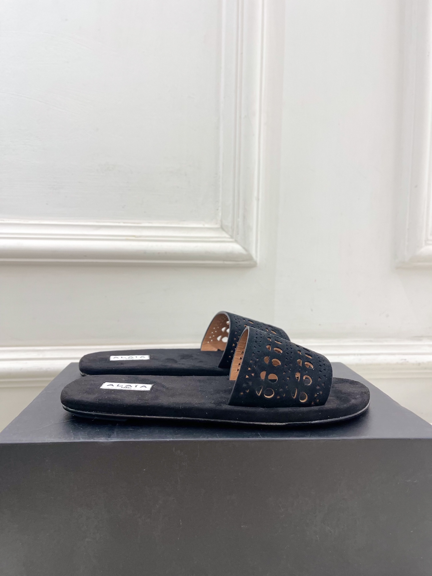 ALAÏA 阿莱亚25SS春夏新品 镂空平底懒人拖鞋—————————
Alaïa作为这两年最受欢迎的鬼
