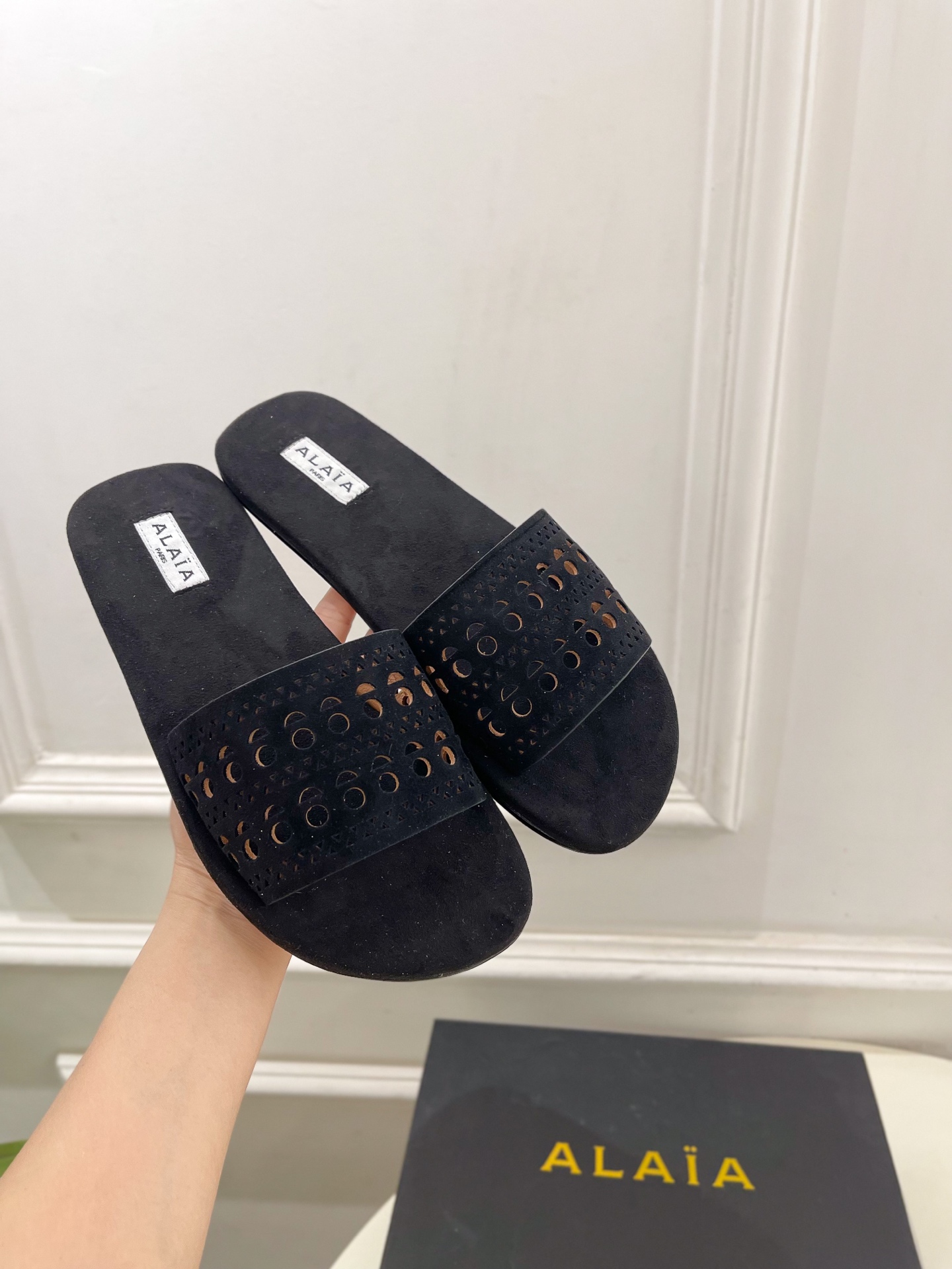 ALAÏA 阿莱亚25SS春夏新品 镂空平底懒人拖鞋—————————
Alaïa作为这两年最受欢迎的鬼